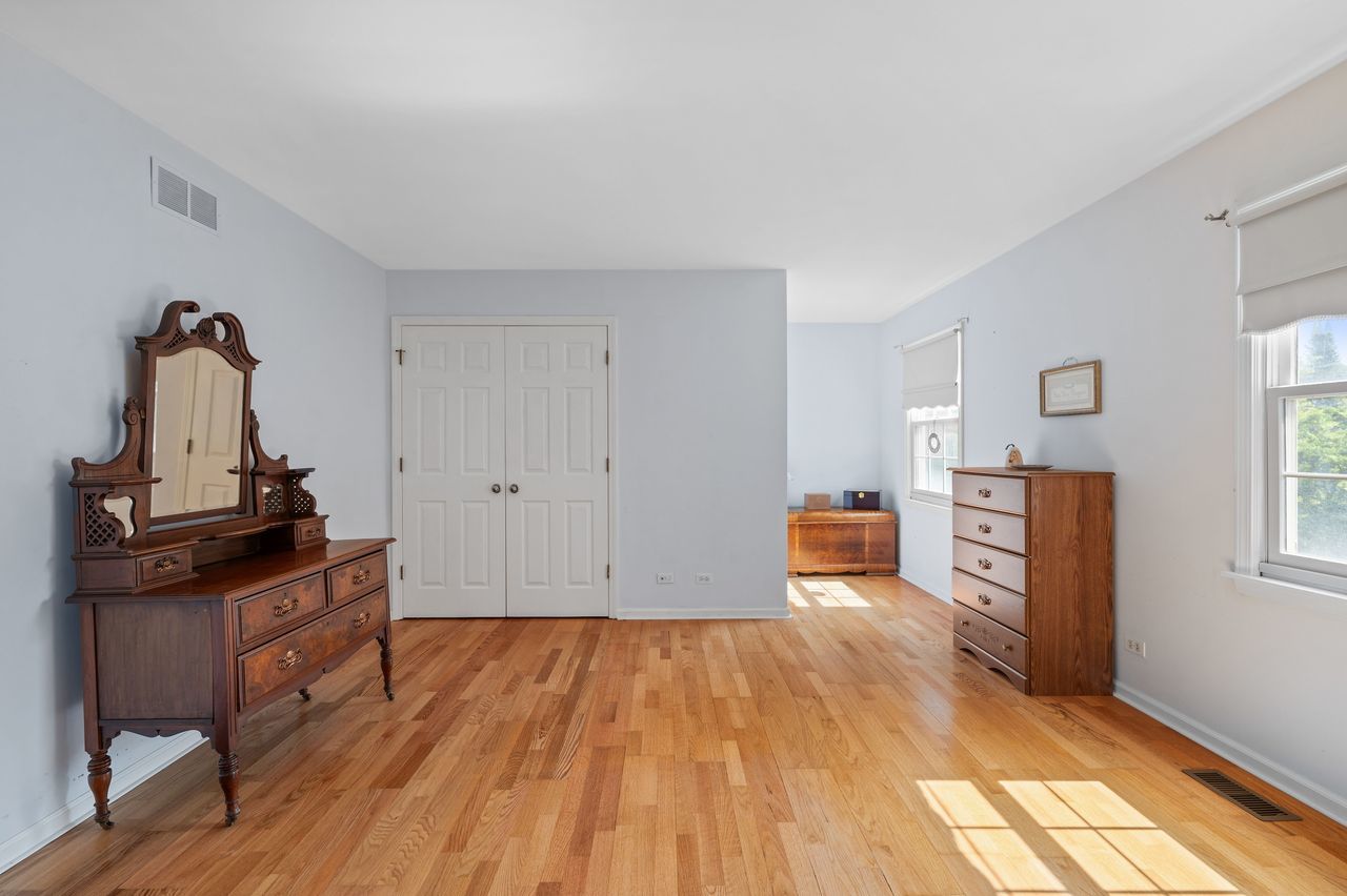 6 Crawling Stone Road Barrington Hills, IL 60010 - Photo 23 of 33 a living room with furniture and a wooden floor