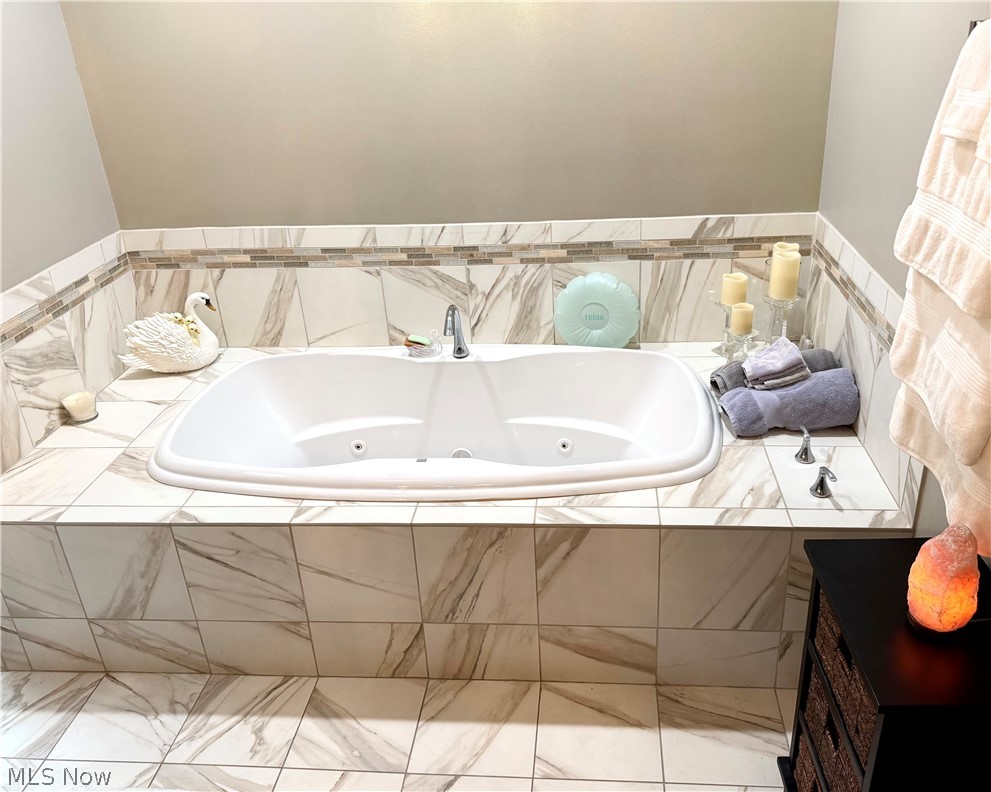 38612 Bell Road Willoughby, OH 44094 - Photo 27 of 43 Jetted tub