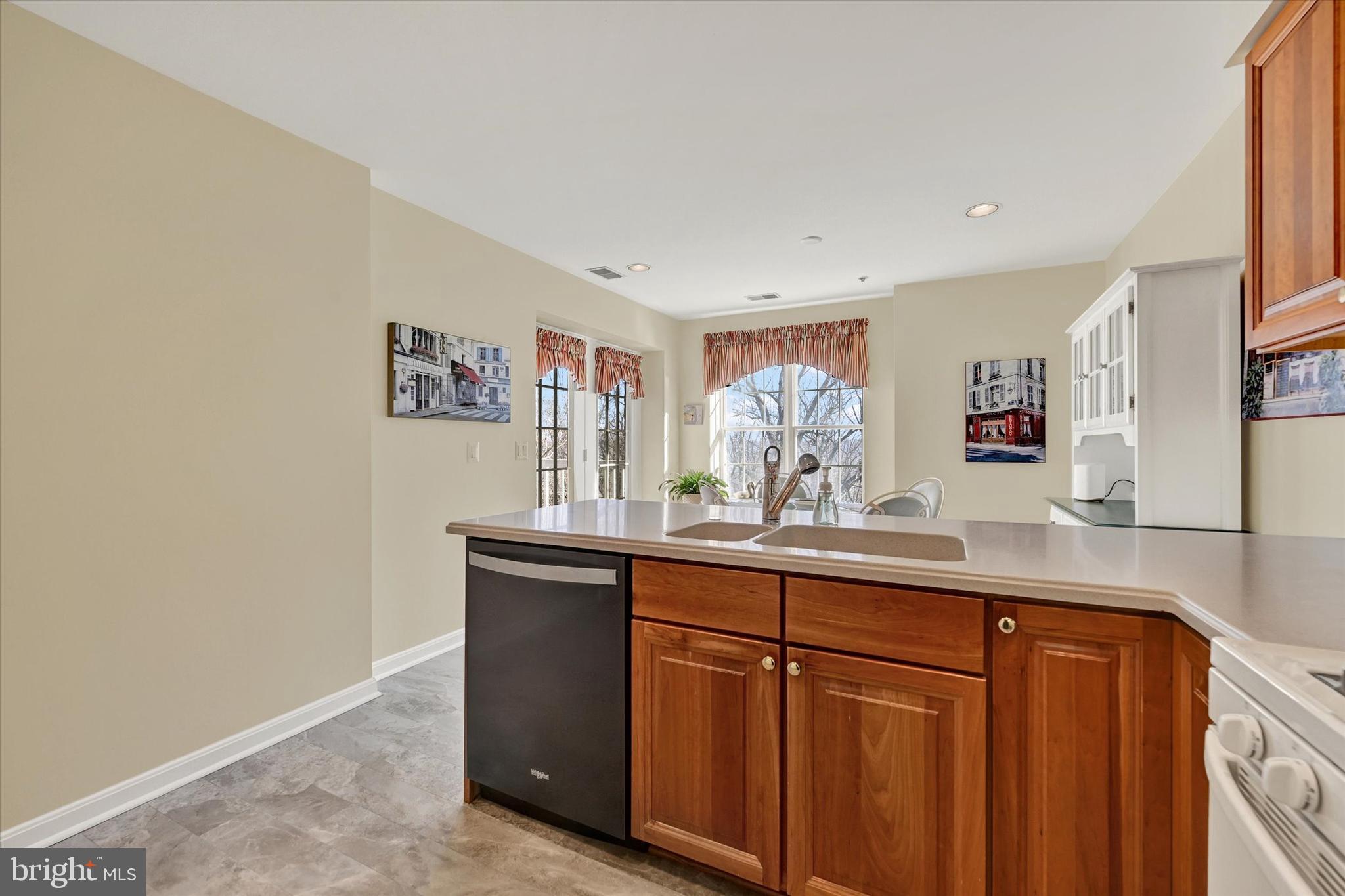 12330 Rosslare Ridge Road, Unit 403 Lutherville-Timonium, MD 21093 - Photo 16 of 33 Pretty Cherry cabinets