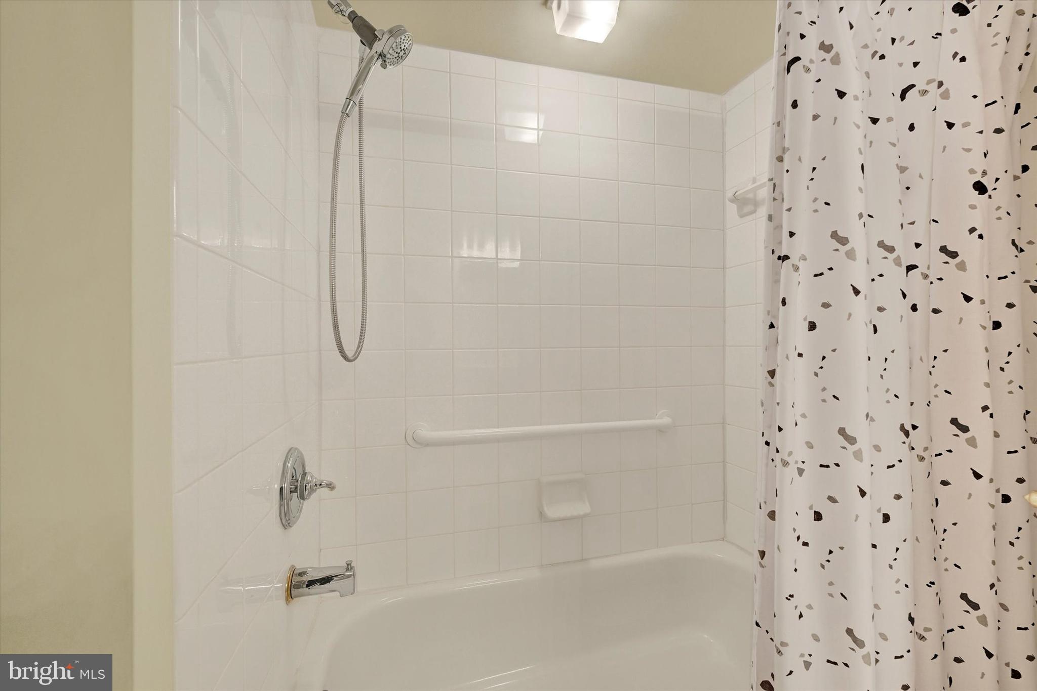 12330 Rosslare Ridge Road, Unit 403 Lutherville-Timonium, MD 21093 - Photo 28 of 33 Hall bath with shower and tub surround