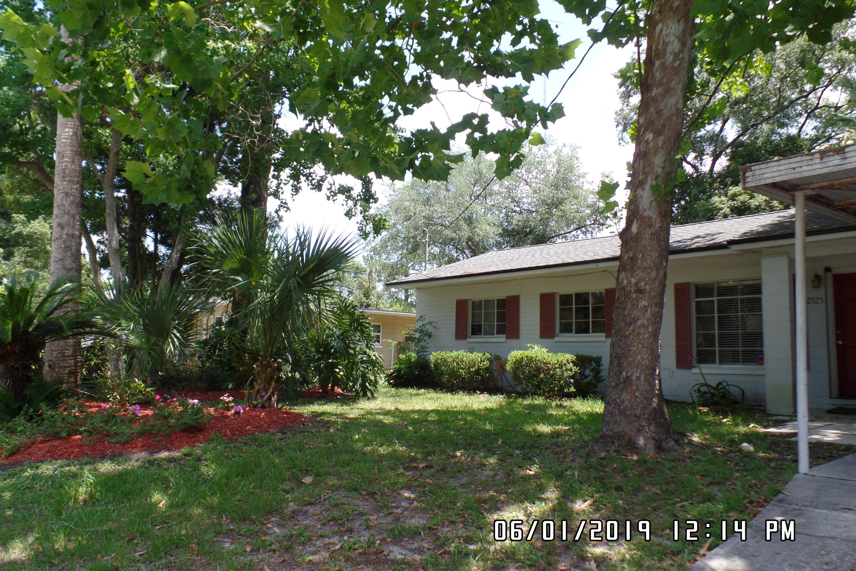 a view of a house with yard and plants
