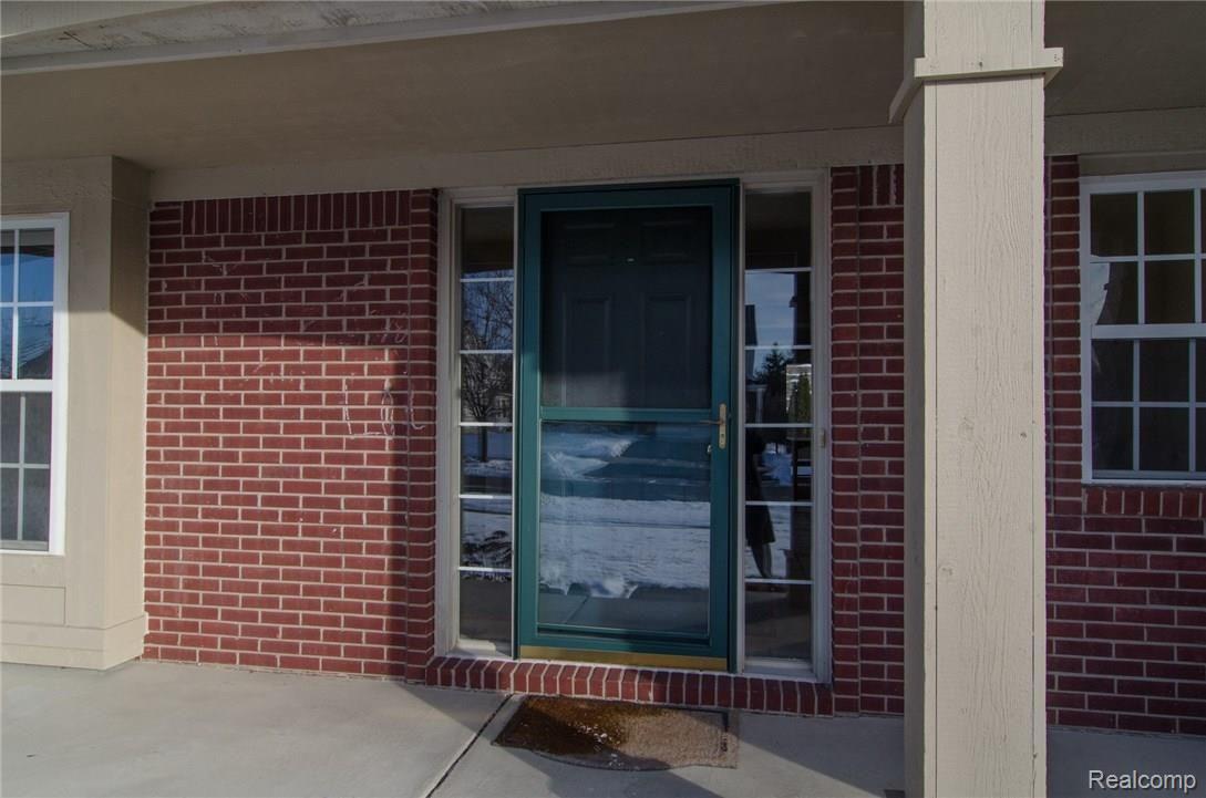 60 Ridge Field Court Oxford, MI 48371 - Photo 3 of 37 2.jpg