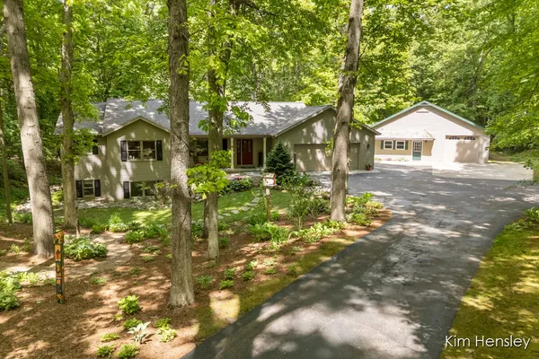$759,900 | 8160 Oakview Ridge Drive Northeast, Rockford, MI 49341