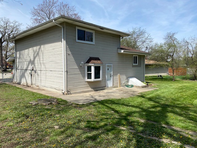 7 Treebark Court Schaumburg, IL 60193 - Photo 27 of 29 a front view of a house with a yard
