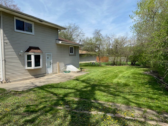 7 Treebark Court Schaumburg, IL 60193 - Photo 28 of 29 a front view of a house with a yard