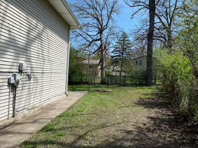 7 Treebark Court Schaumburg, IL 60193 - Photo 29 of 29 a view of a backyard with large trees