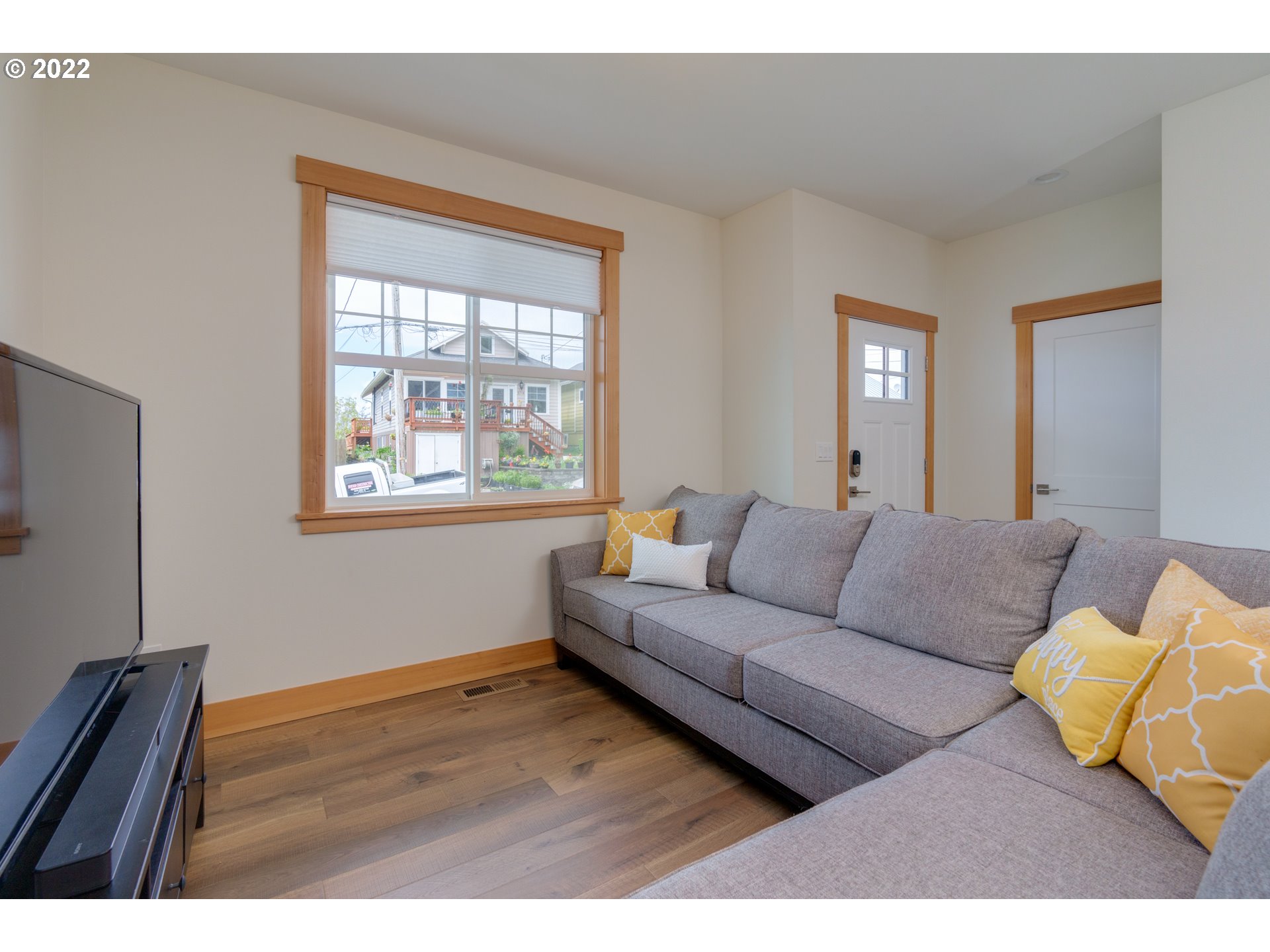 585 Rivington Street Astoria, OR 97103 - Photo 5 of 32 Living Room