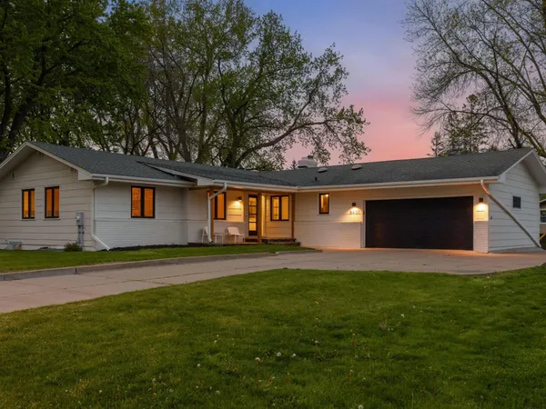 $750,000 | 6401 Doron Lane, Edina, MN 55439