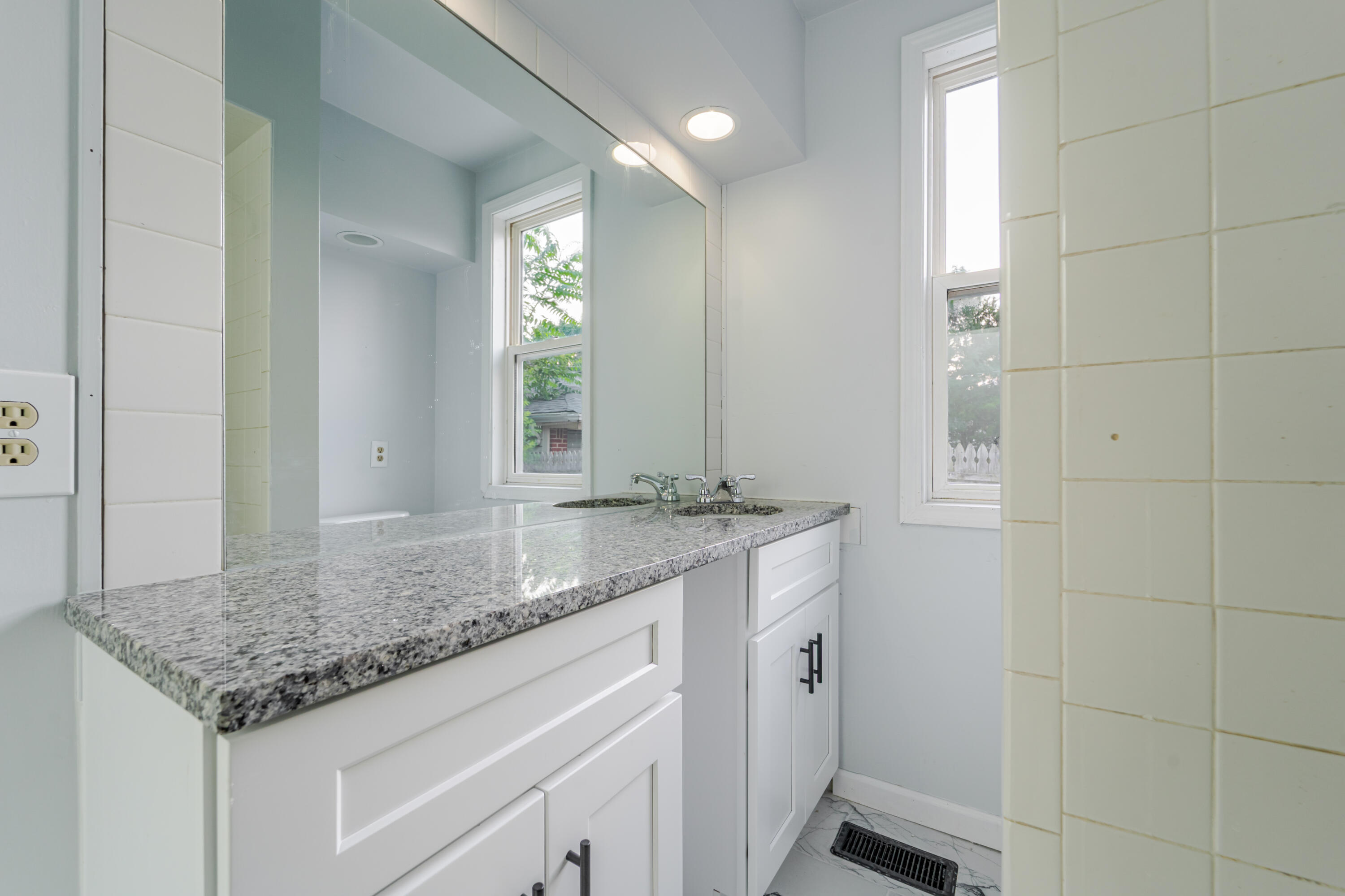 16923 Stephens Road Eastpointe, MI 48021 - Photo 19 of 25 Bathroom Main