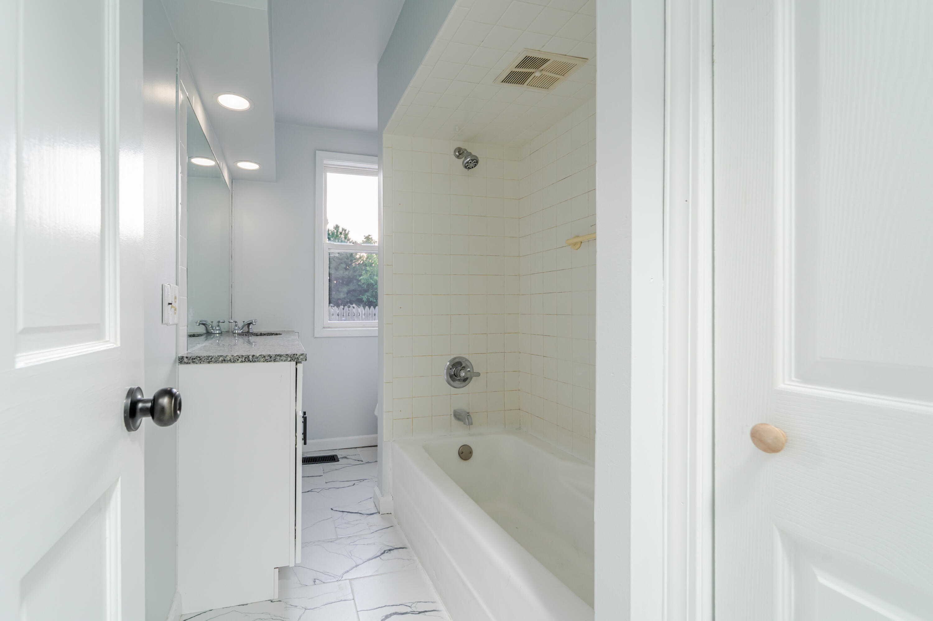 16923 Stephens Road Eastpointe, MI 48021 - Photo 20 of 25 Bathroom Main