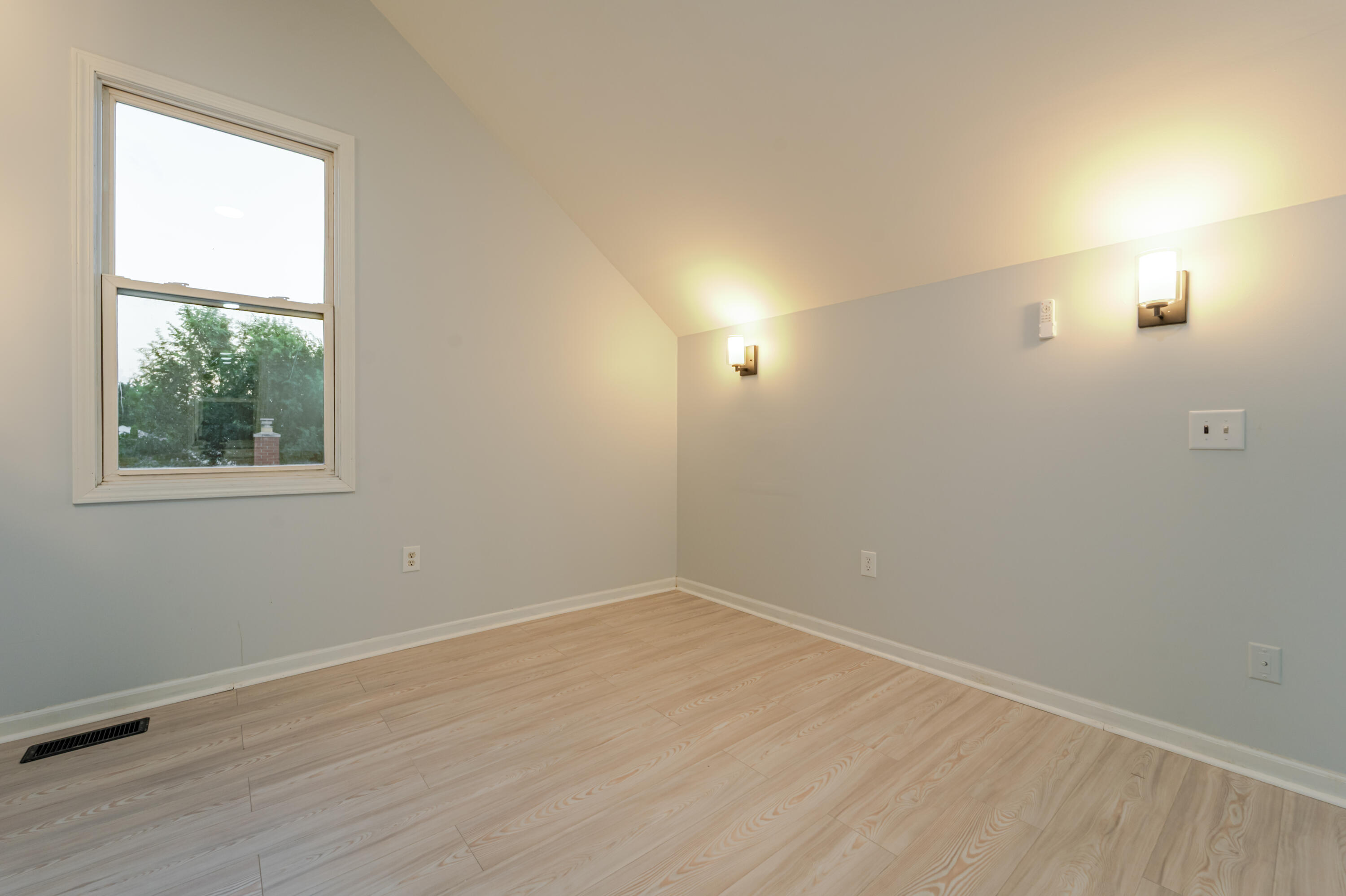 16923 Stephens Road Eastpointe, MI 48021 - Photo 22 of 25 Upper