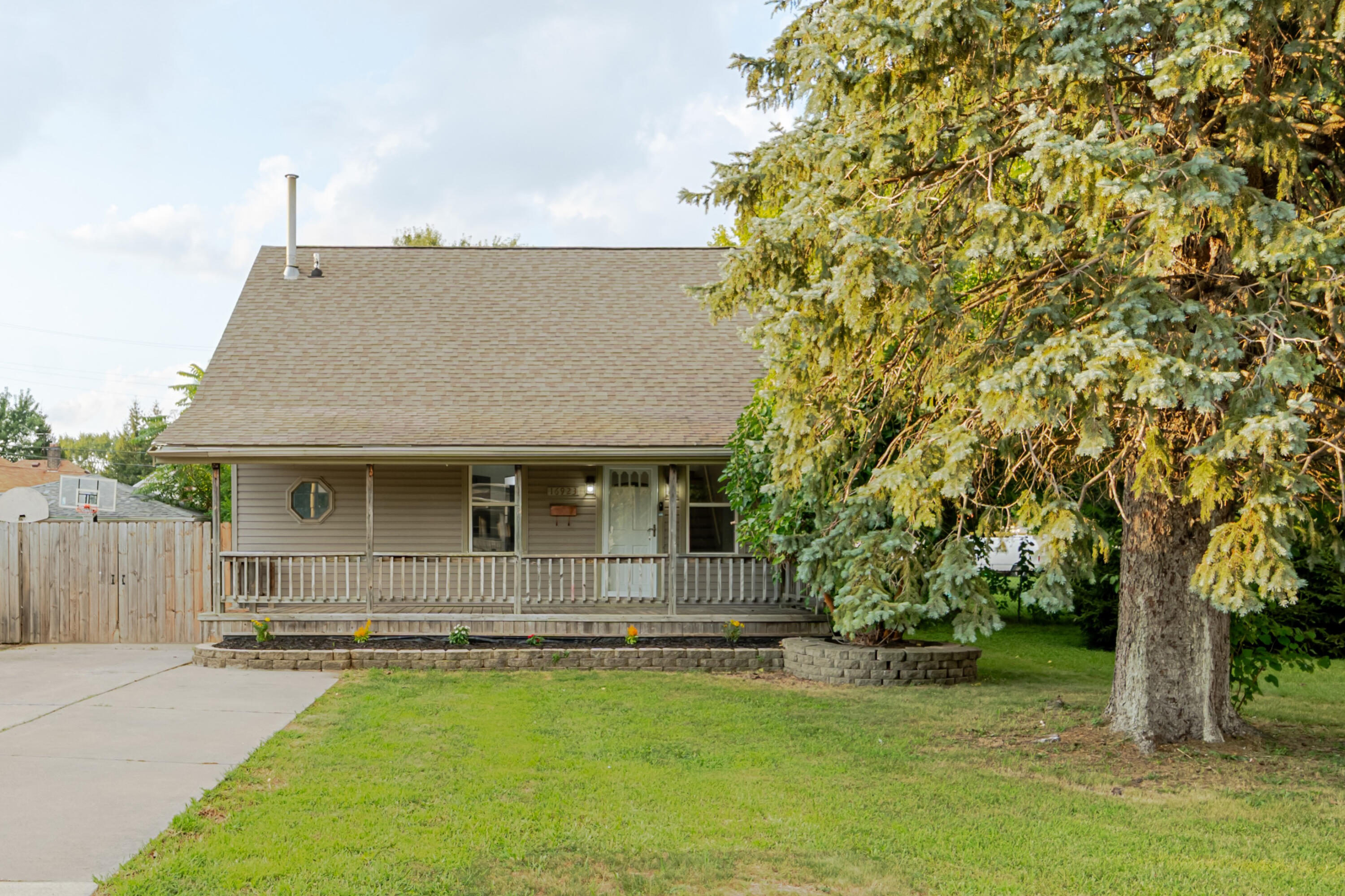 16923 Stephens Road Eastpointe, MI 48021 - Photo 3 of 25 DSC05313-HDR-edit