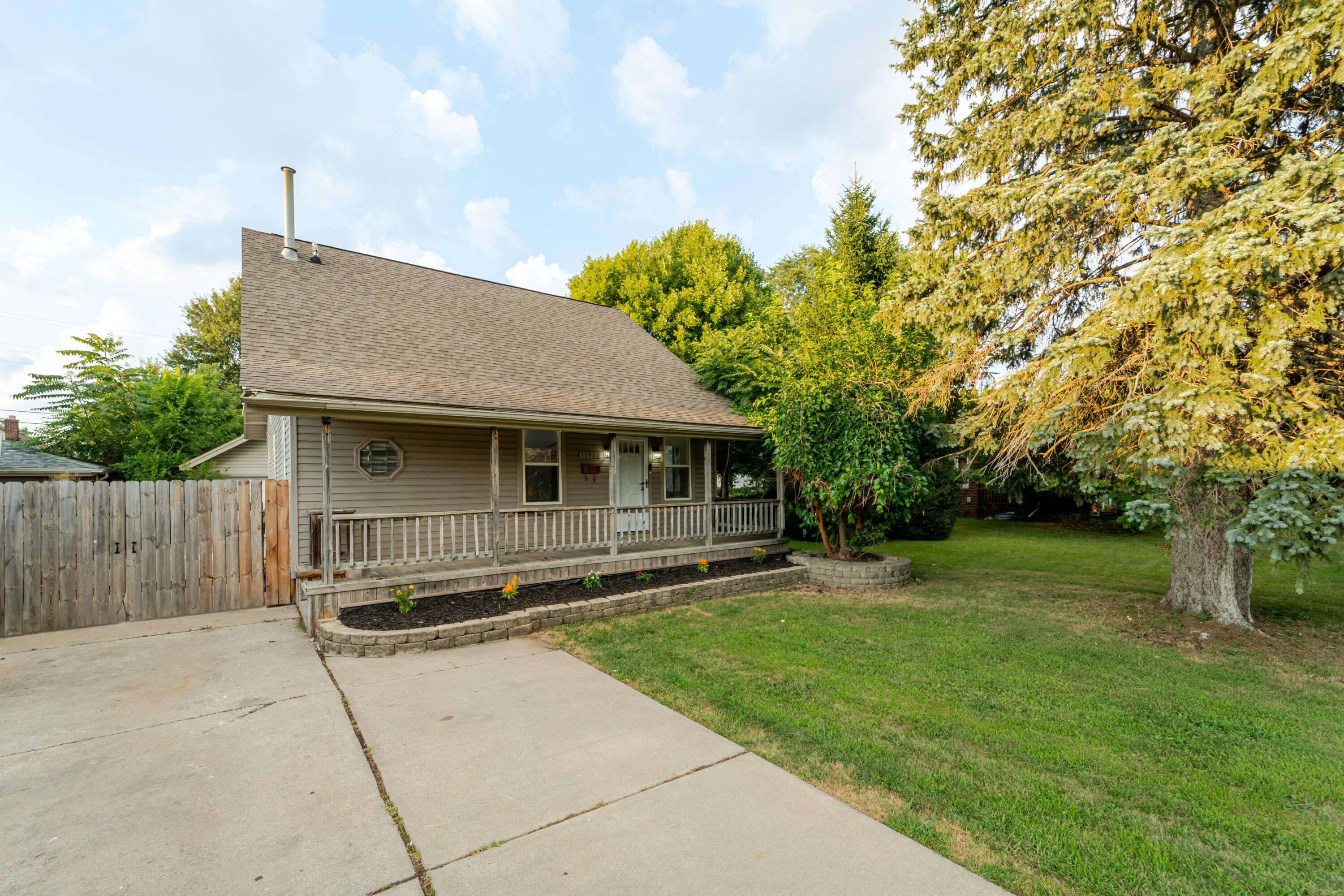 16923 Stephens Road Eastpointe, MI 48021 - Photo 4 of 25 Exterior