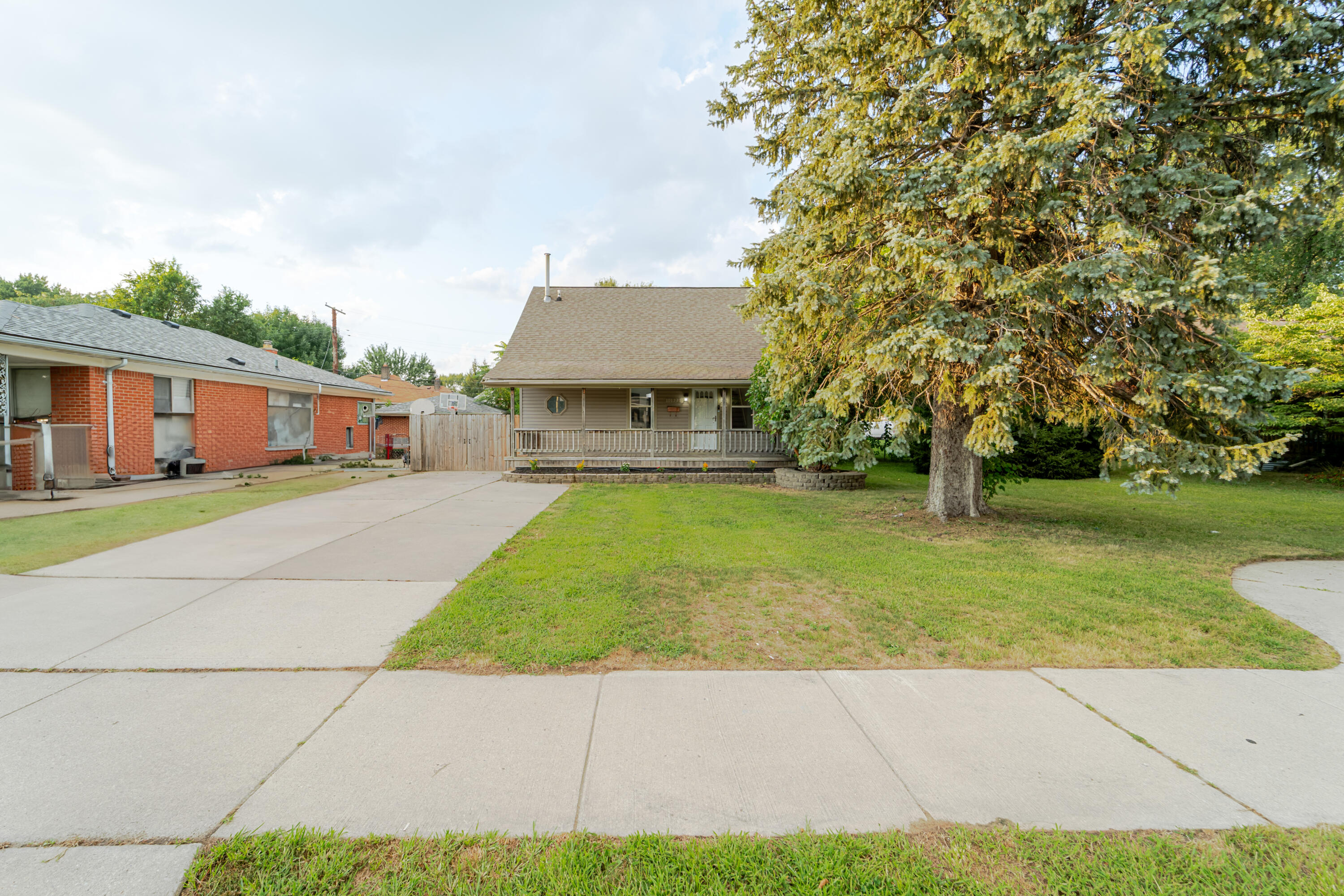 16923 Stephens Road Eastpointe, MI 48021 - Photo 5 of 25 Exterior 3