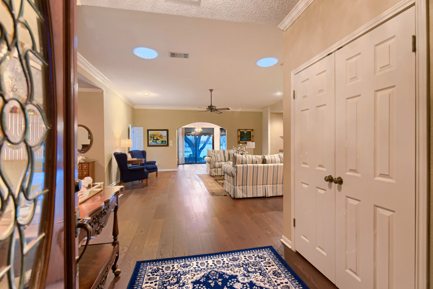 10904 Legends Lane Austin, TX 78747 - Photo 5 of 36 a very nice looking room with a couch