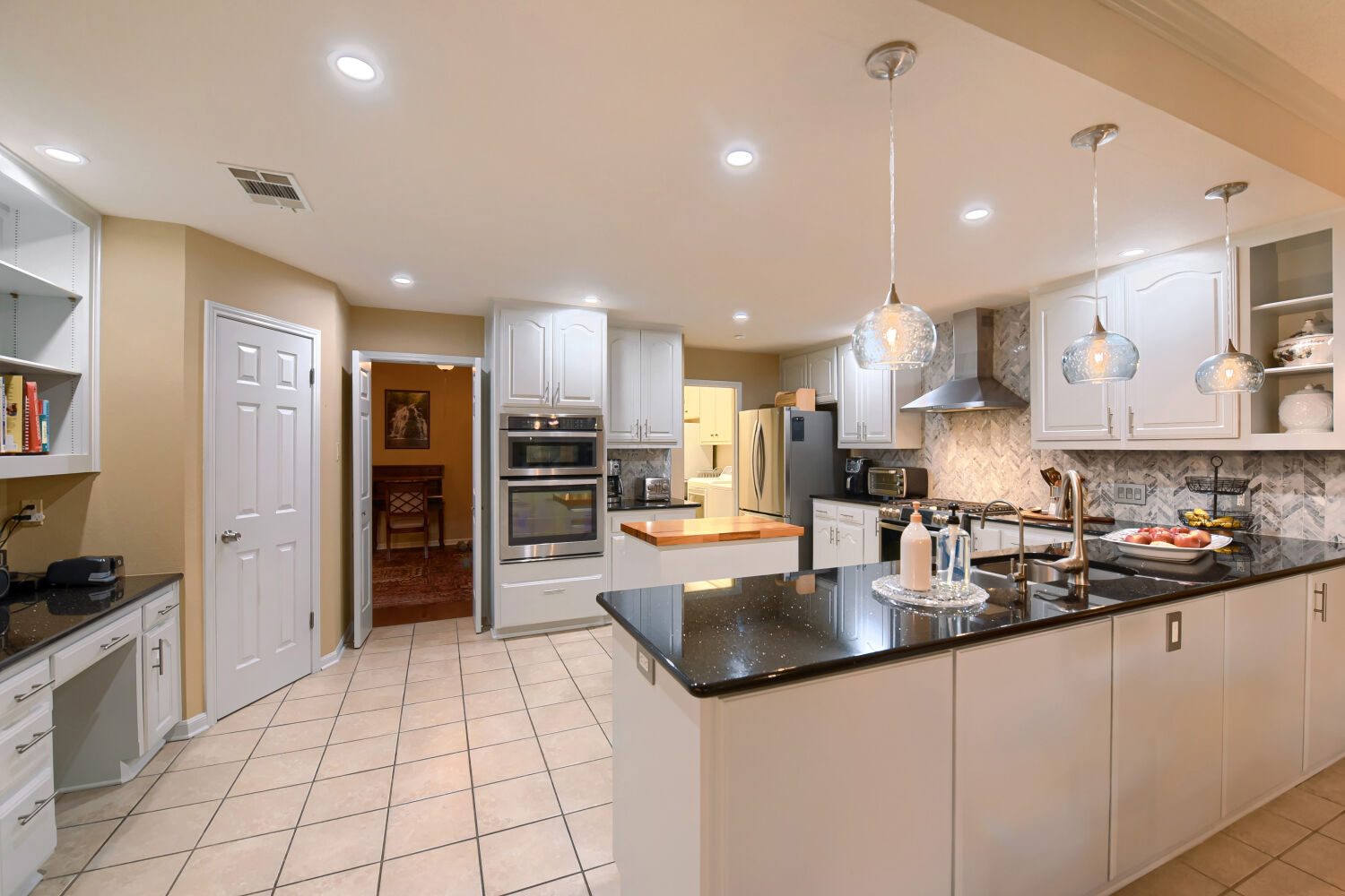 10904 Legends Lane Austin, TX 78747 - Photo 8 of 36 a large kitchen with stainless steel appliances lots of counter space and breakfast area