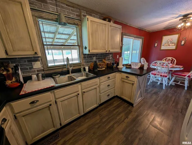 $189,900 | 425 Peak Road, Harrisburg, IL 62946