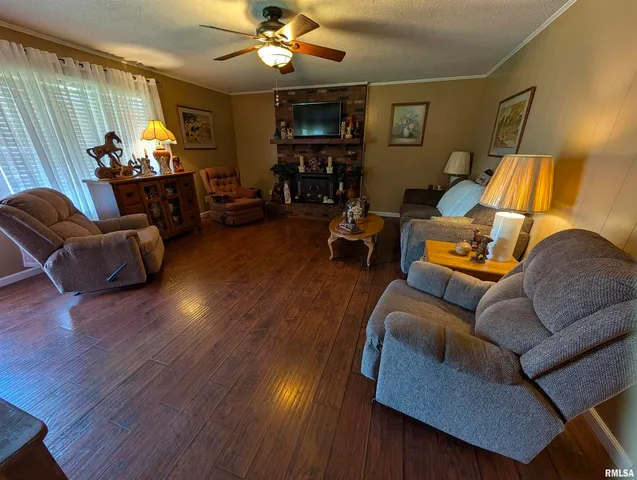 $189,900 | 425 Peak Road, Harrisburg, IL 62946