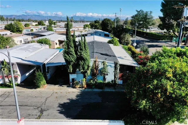 a view of a house with yard and street