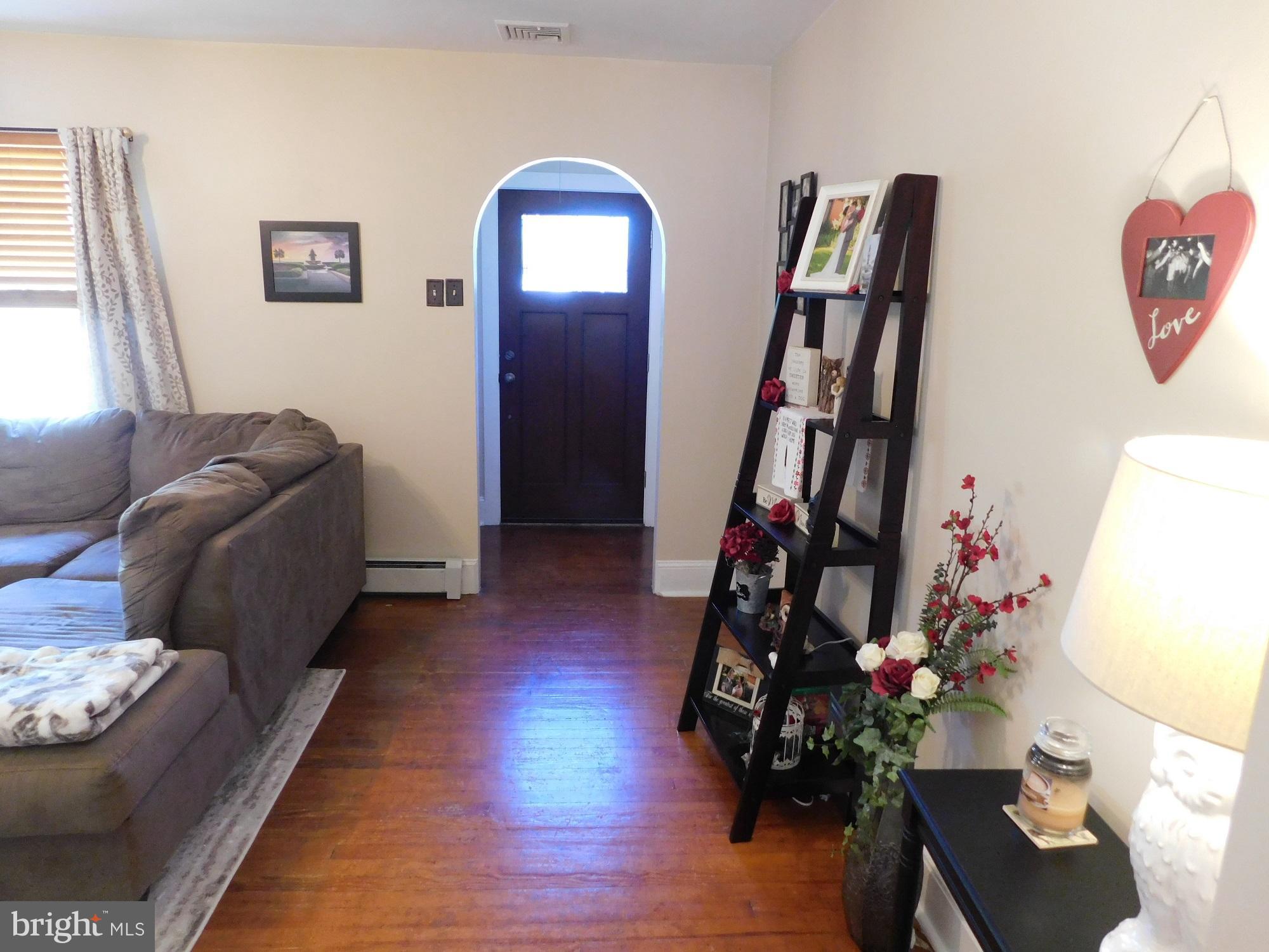 403 Lampeter Road Lancaster, PA 17602 - Photo 5 of 33 Living Room