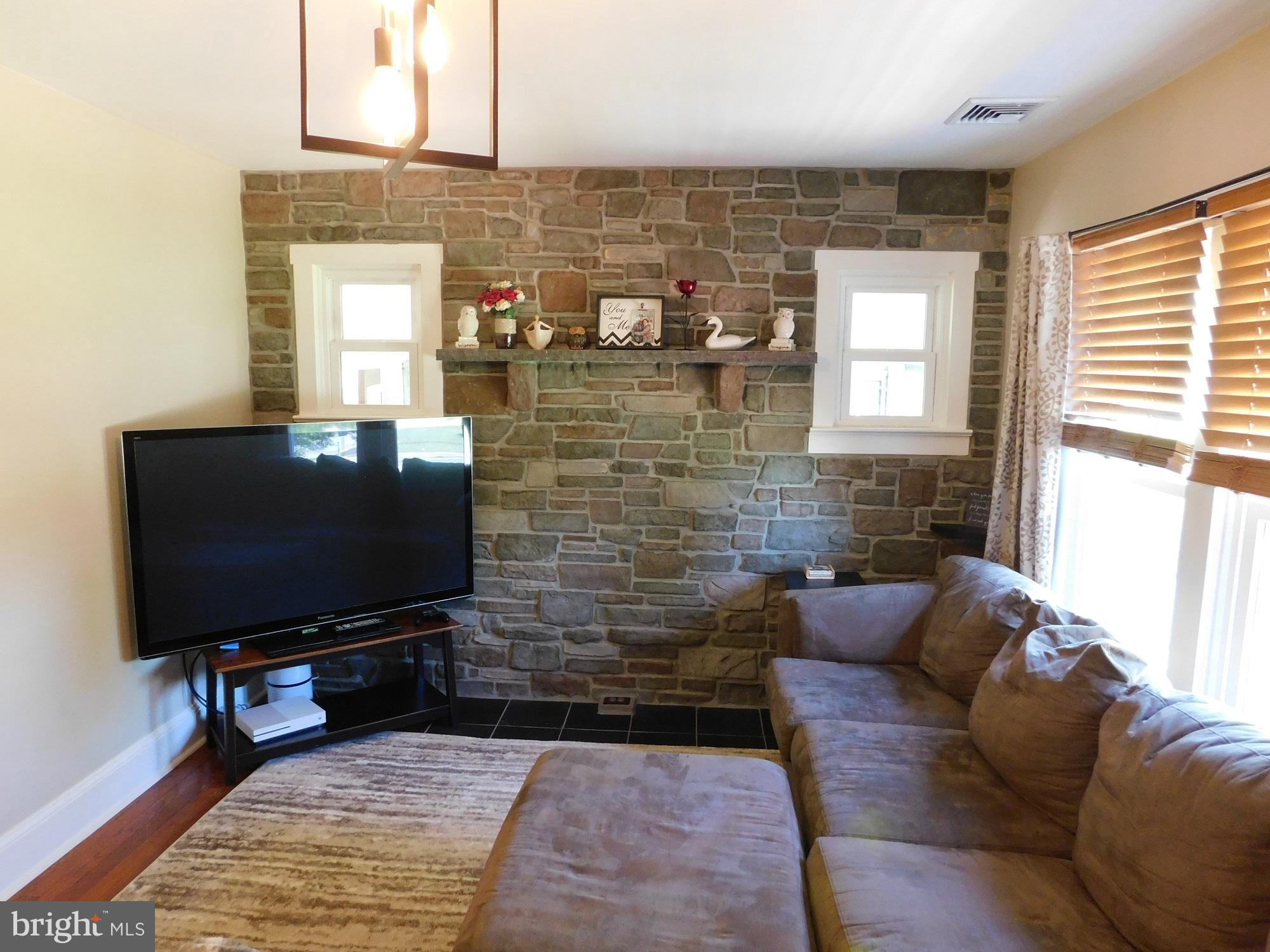 403 Lampeter Road Lancaster, PA 17602 - Photo 7 of 33 Living Room