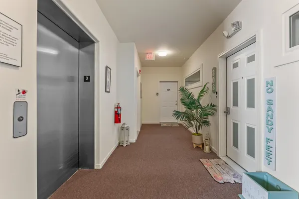 a view of entryway with livingroom