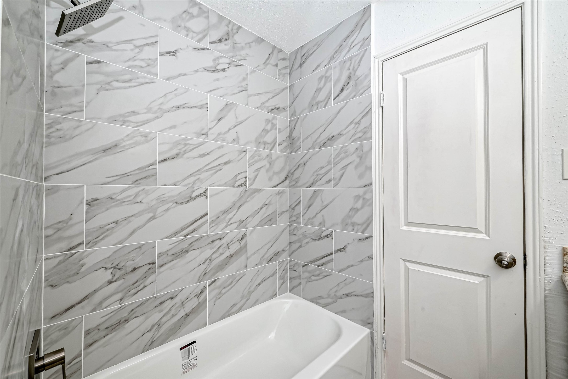 4645 Wild Indigo Street, Unit 375 Houston, TX 77027 - Photo 25 of 27 a bathroom with a bathtub