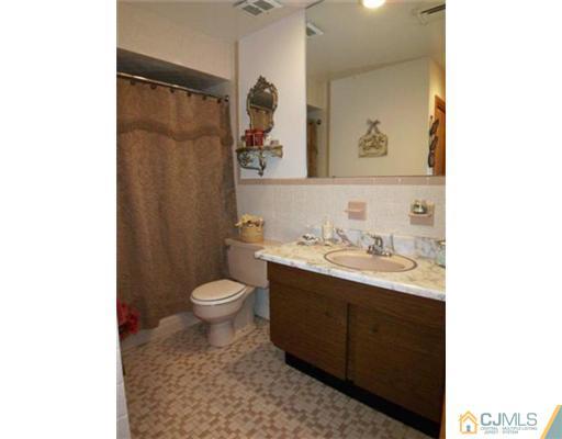 47 Jeffery Road Colonia, NJ 07067 - Photo 11 of 18 Gallery Image 11