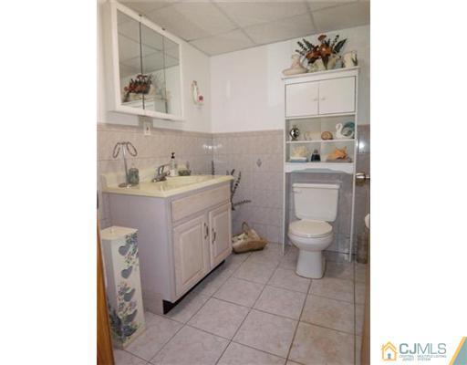 47 Jeffery Road Colonia, NJ 07067 - Photo 14 of 18 Gallery Image 14