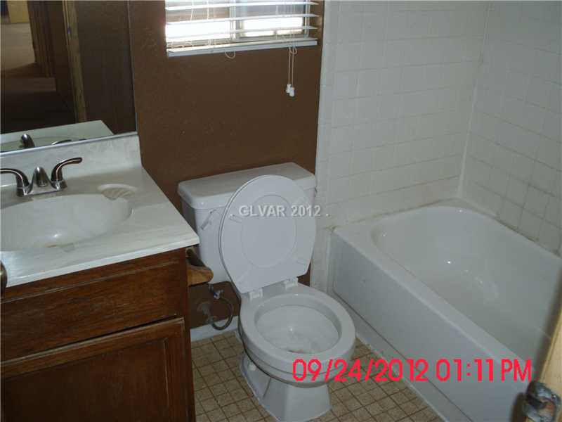 528 East Rolly Street Henderson, NV 89011 - Photo 7 of 8 Bathroom.