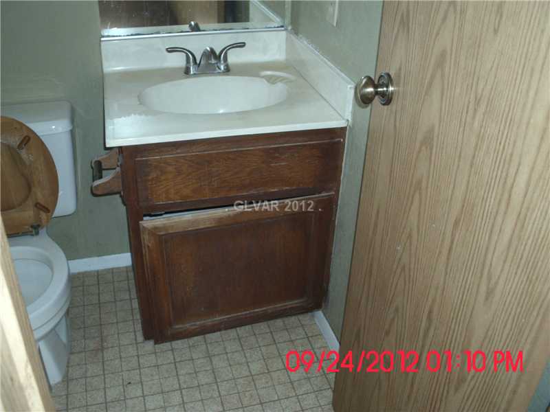 528 East Rolly Street Henderson, NV 89011 - Photo 8 of 8 Master Bath/Spa.