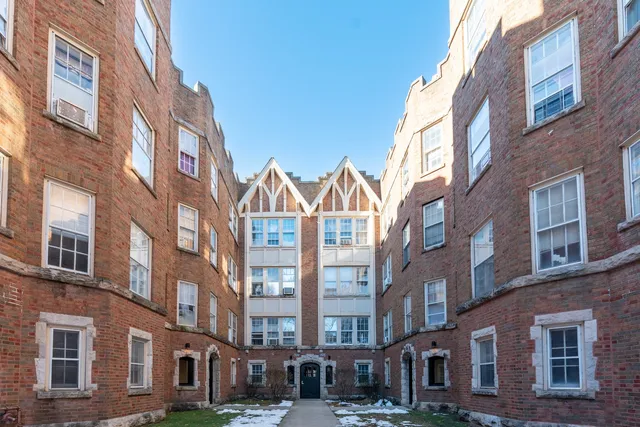 $1,800 | 7418 North Damen Avenue, Unit 3, Chicago, IL 60645