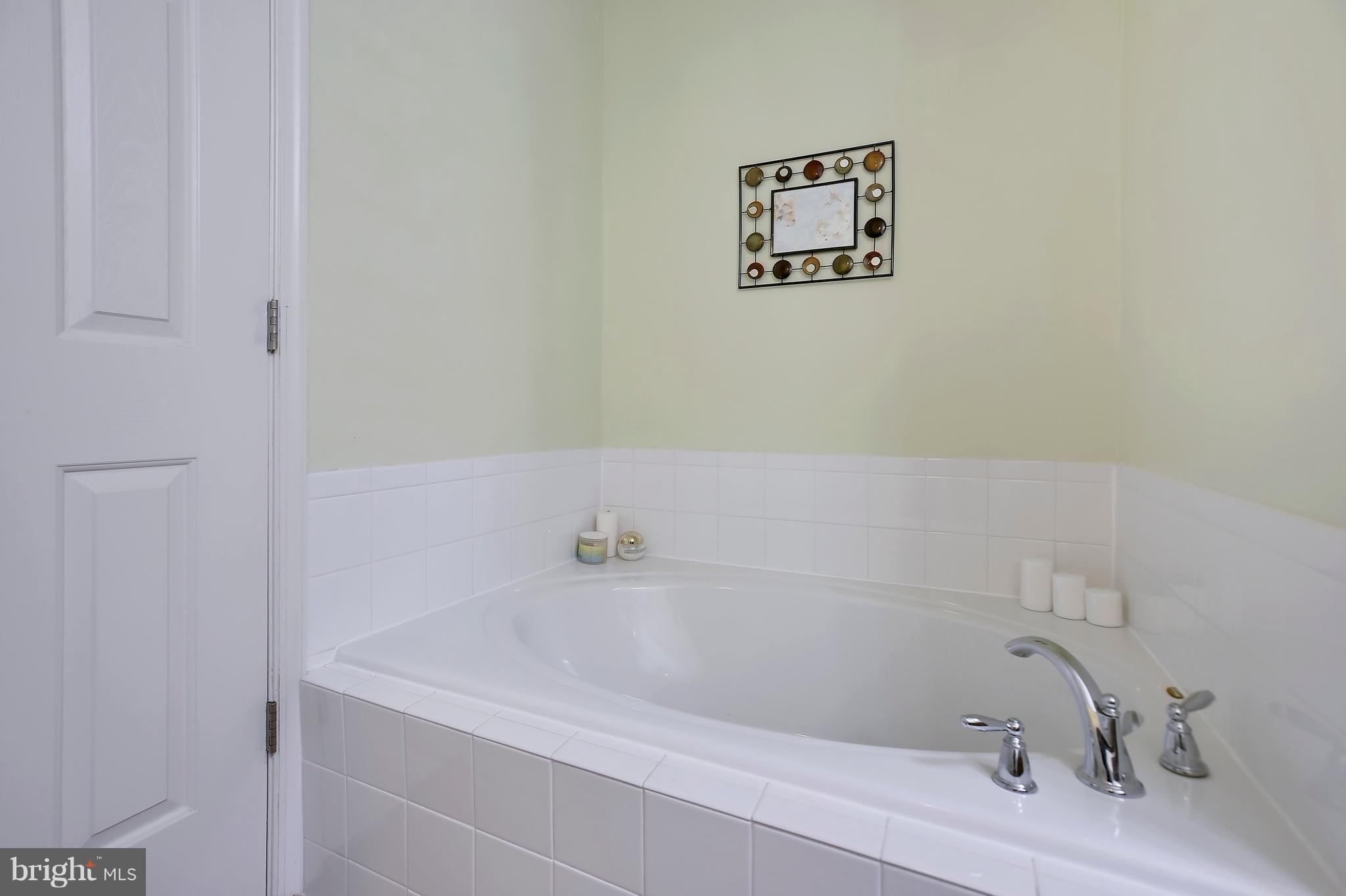 643 Tivoli Road Frederick, MD 21703 - Photo 28 of 30 a bathroom with a bathtub