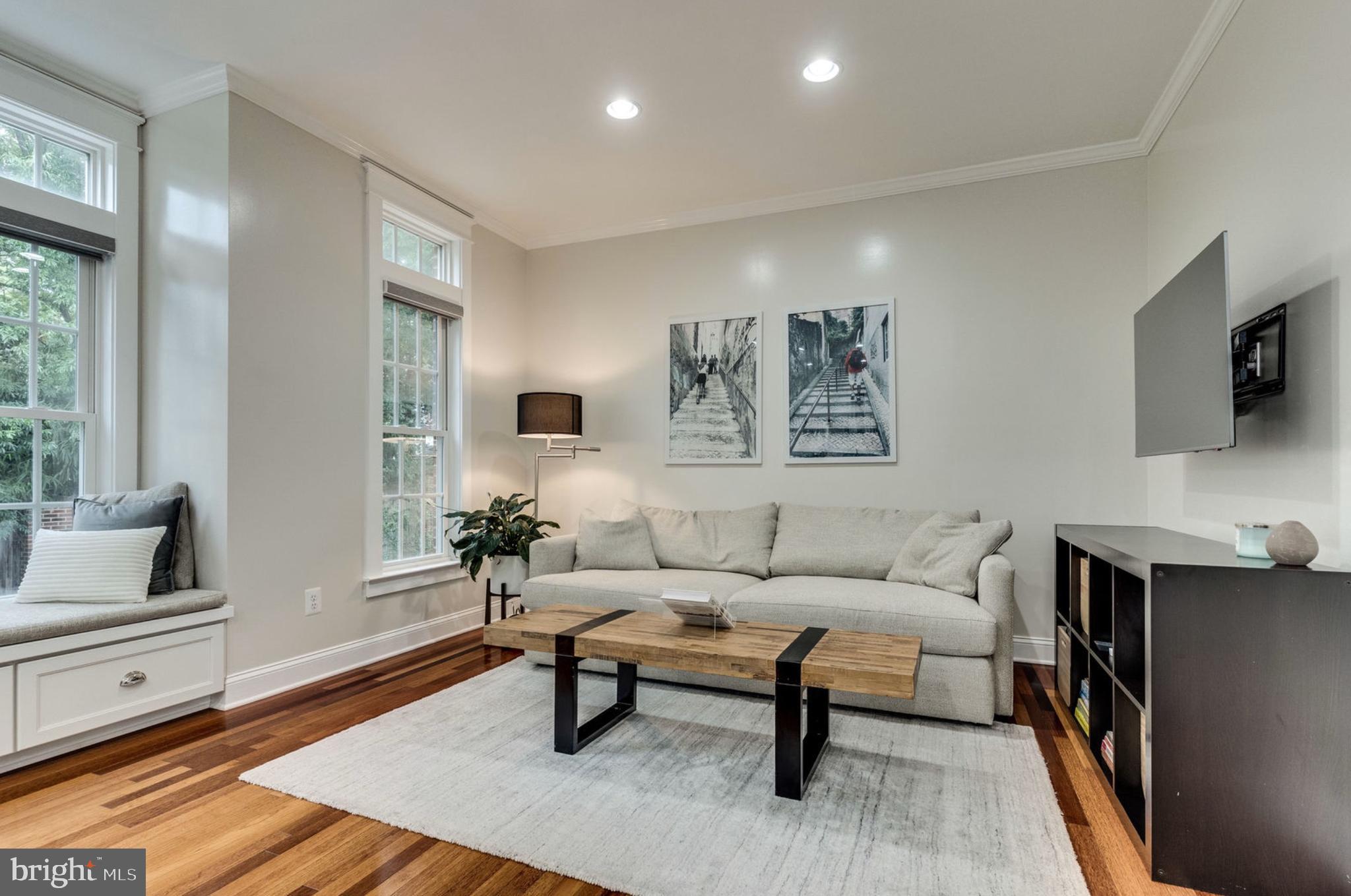 820 West Glebe Road Alexandria, VA 22305 - Photo 13 of 33 a living room with furniture and a rug