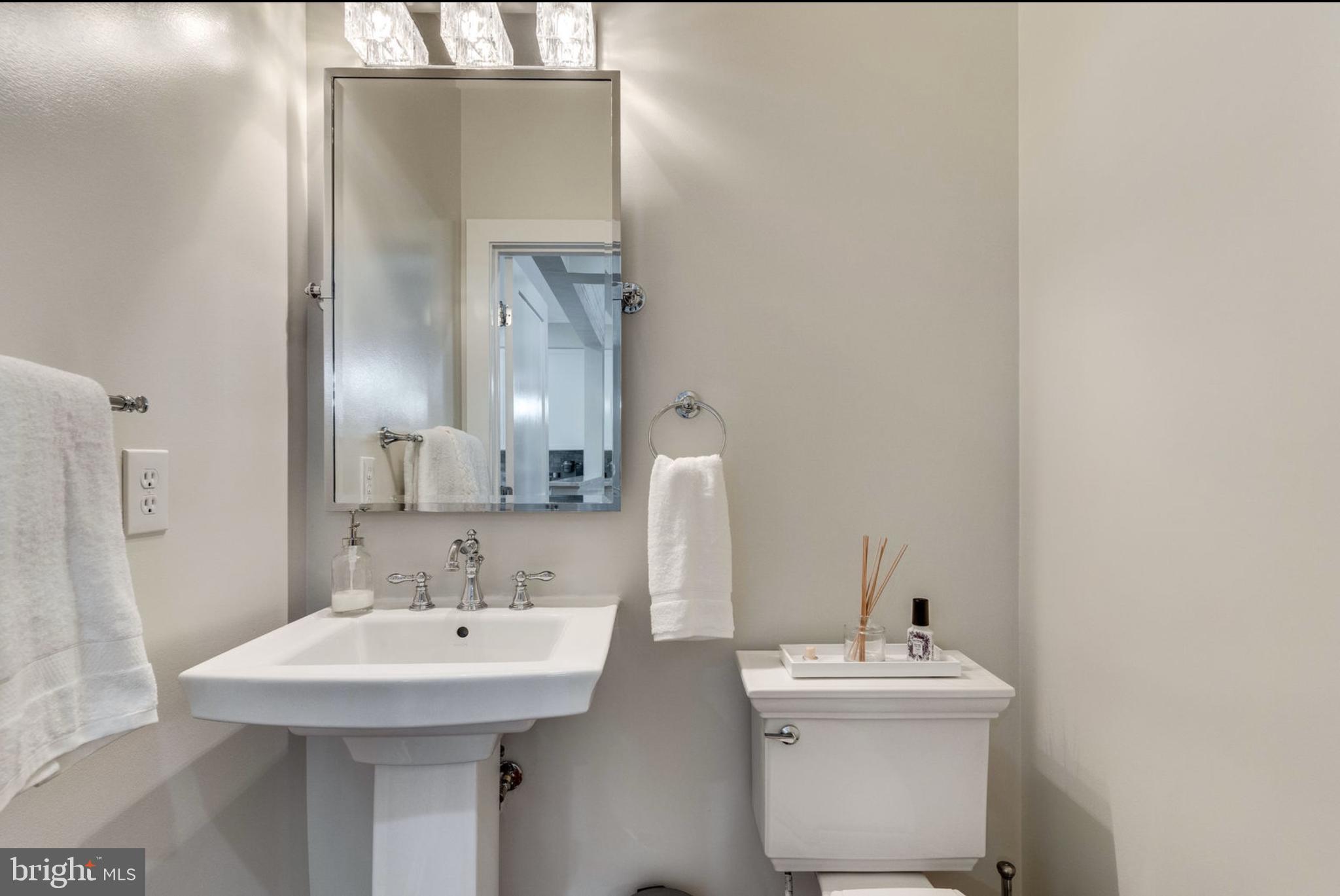820 West Glebe Road Alexandria, VA 22305 - Photo 18 of 33 a bathroom with a sink and a mirror