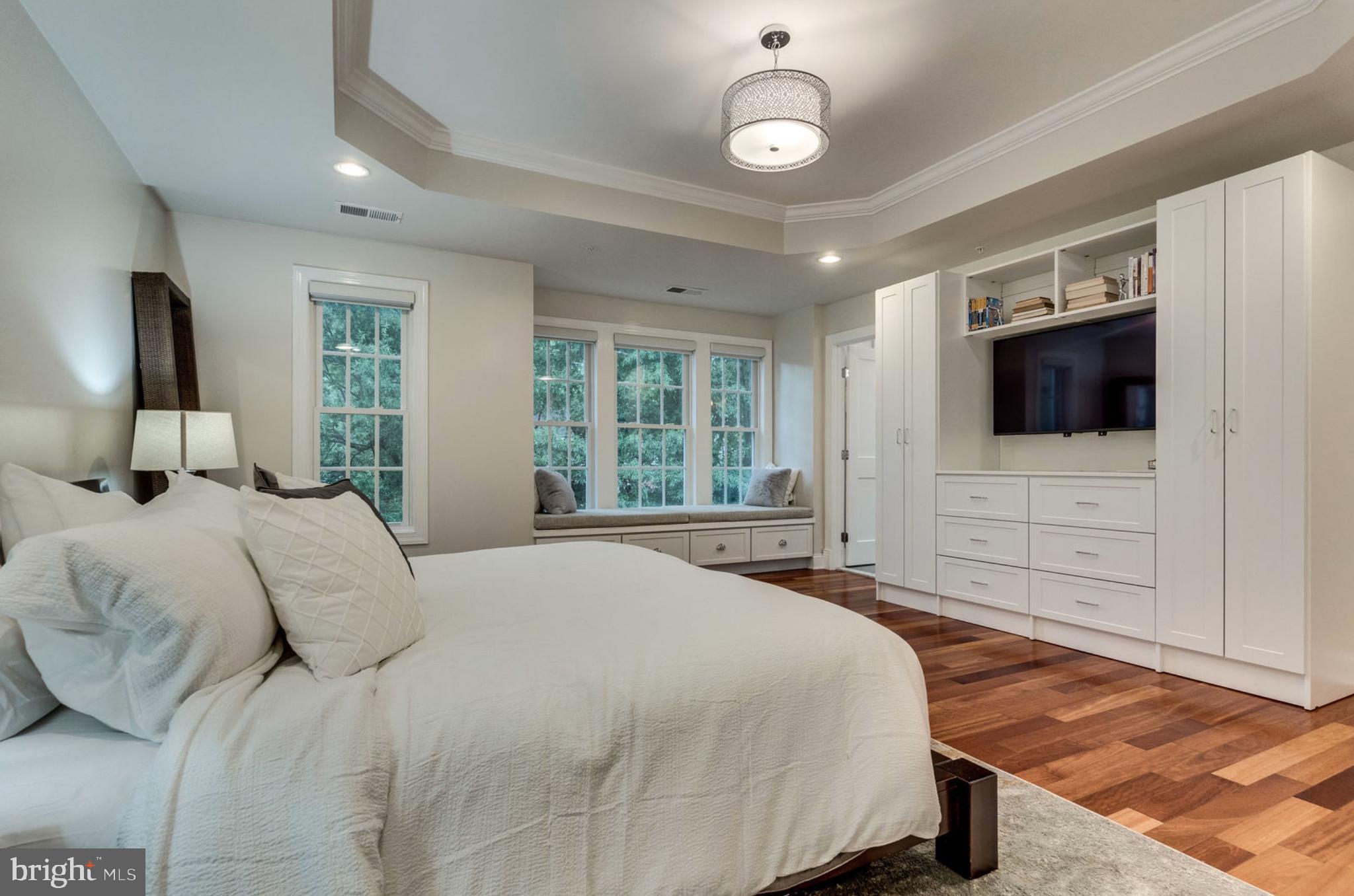 820 West Glebe Road Alexandria, VA 22305 - Photo 20 of 33 a bedroom with a bed tv and window