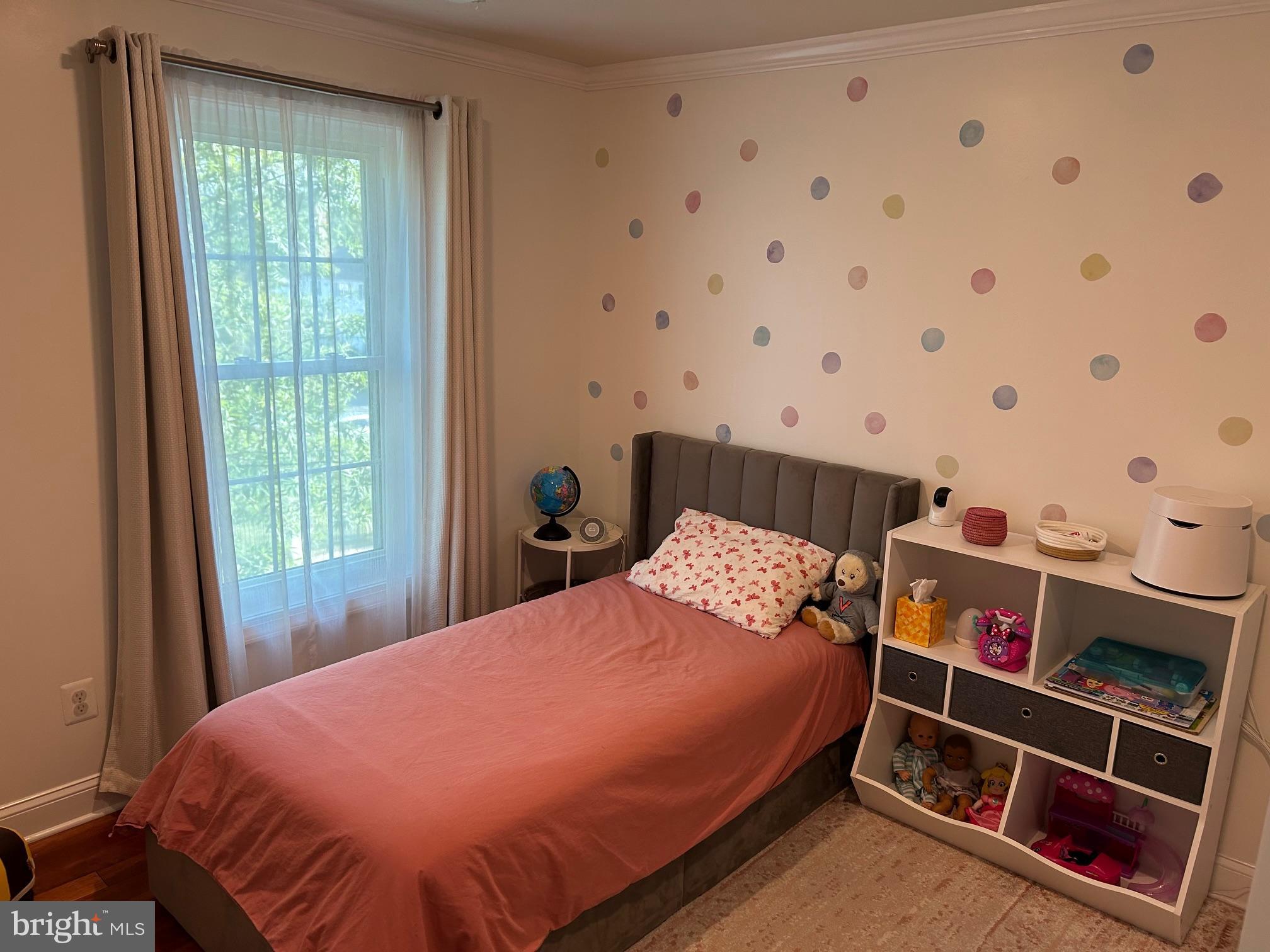 820 West Glebe Road Alexandria, VA 22305 - Photo 28 of 33 a bedroom with a bed and a window