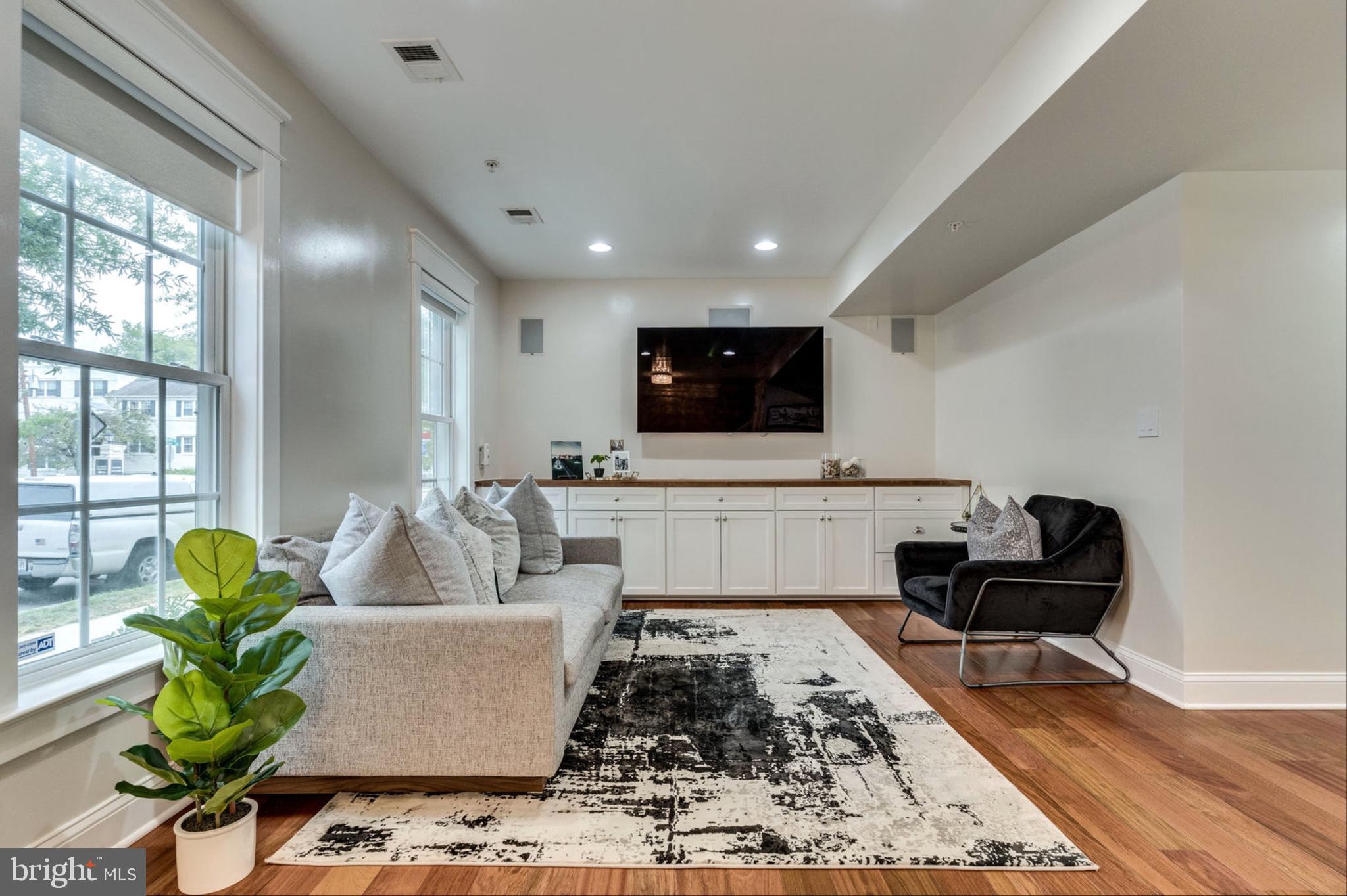 820 West Glebe Road Alexandria, VA 22305 - Photo 5 of 33 a living room with furniture and a rug