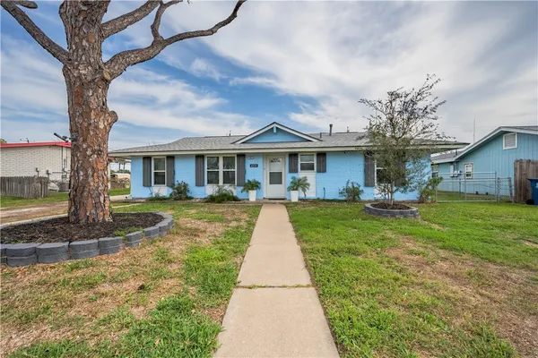 a view of a yard in front of house