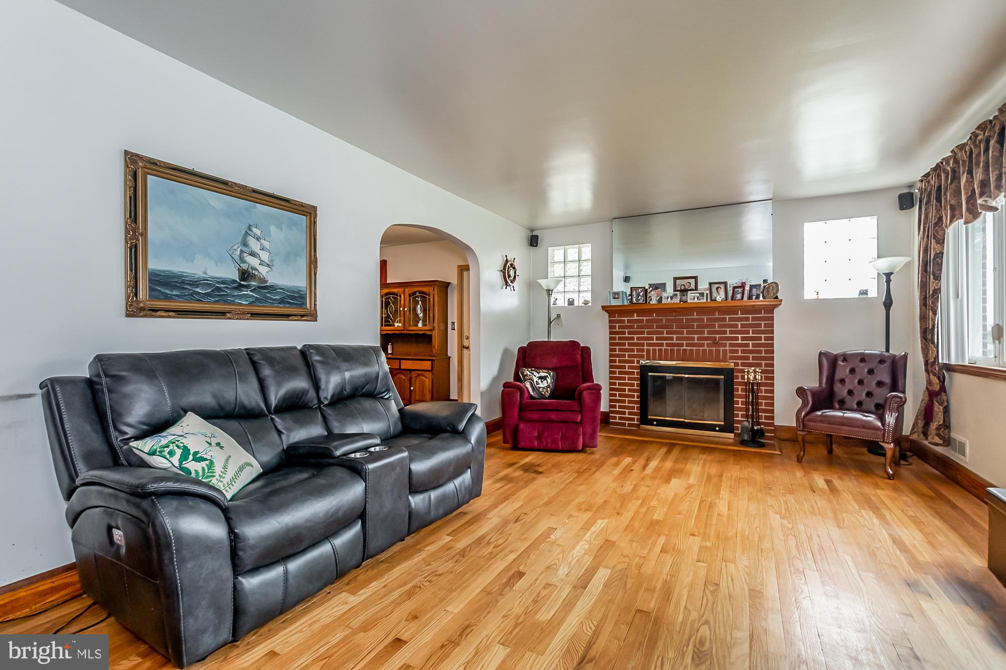 2902 Willoughby Road Baltimore, MD 21234 - Photo 4 of 35 Living Room