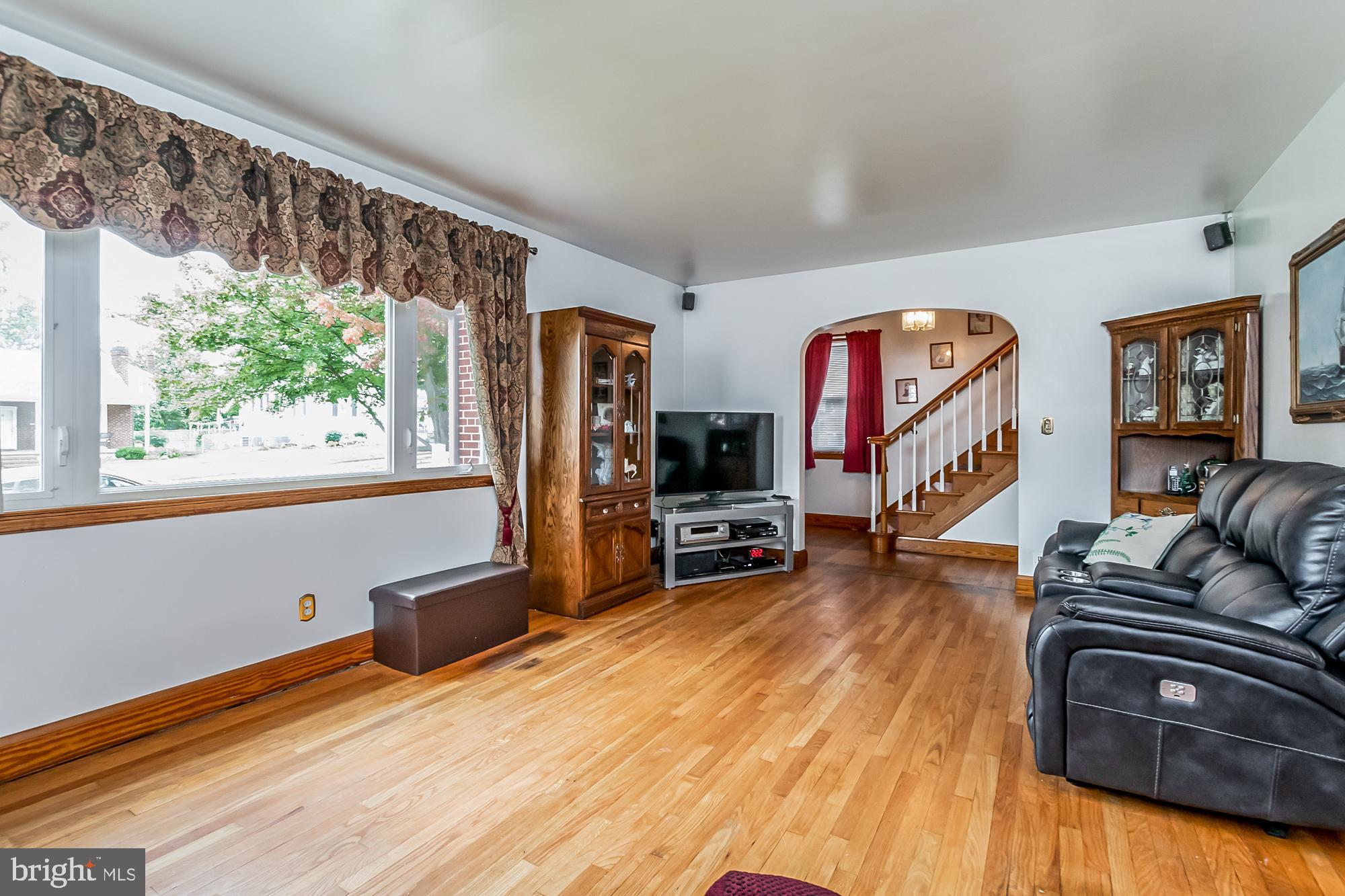 2902 Willoughby Road Baltimore, MD 21234 - Photo 5 of 35 Living Room