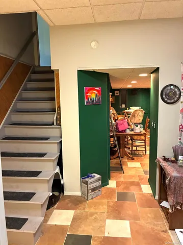 a view of entryway front of a house