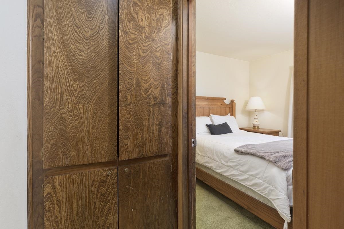 25 Lee Road, Unit 111 Mammoth Lakes, CA 93546 - Photo 18 of 32 a bedroom with a bed and a curtain