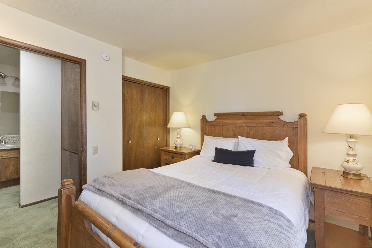 25 Lee Road, Unit 111 Mammoth Lakes, CA 93546 - Photo 22 of 32 a bedroom with a bed and a lamp