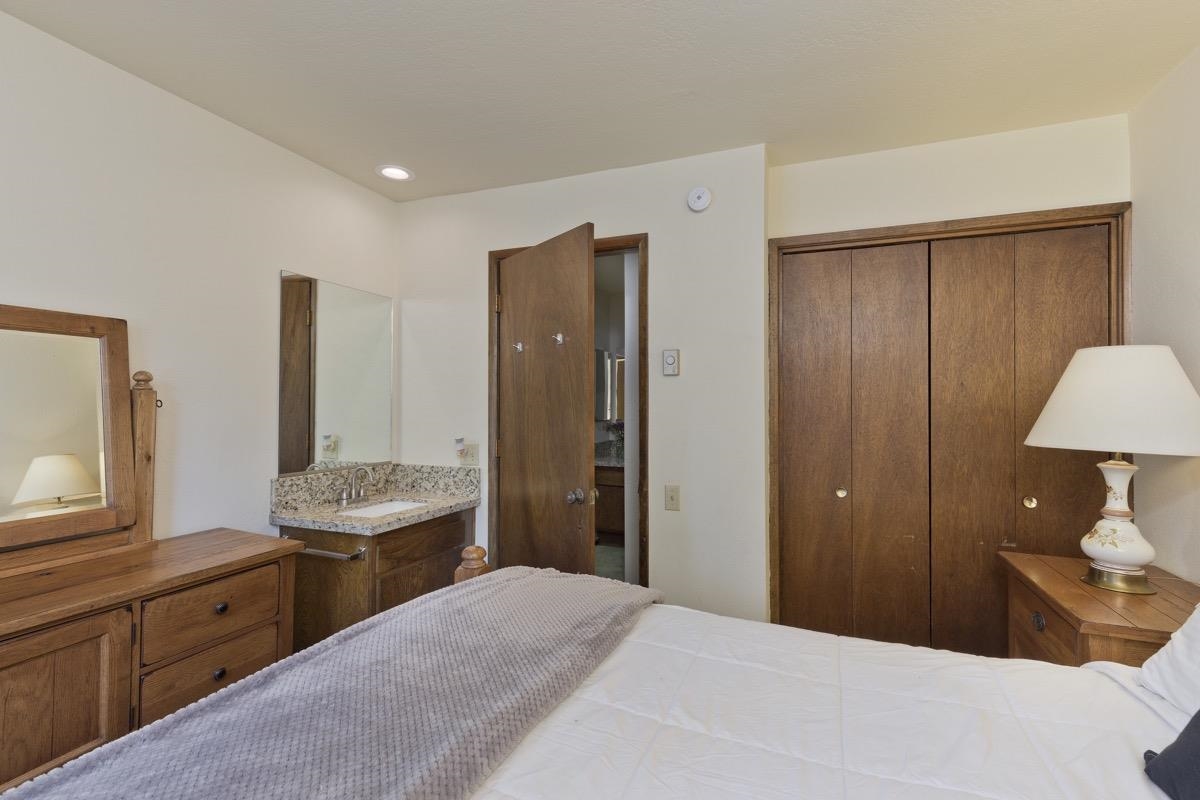 25 Lee Road, Unit 111 Mammoth Lakes, CA 93546 - Photo 23 of 32 a bedroom with a bed and a dresser in it