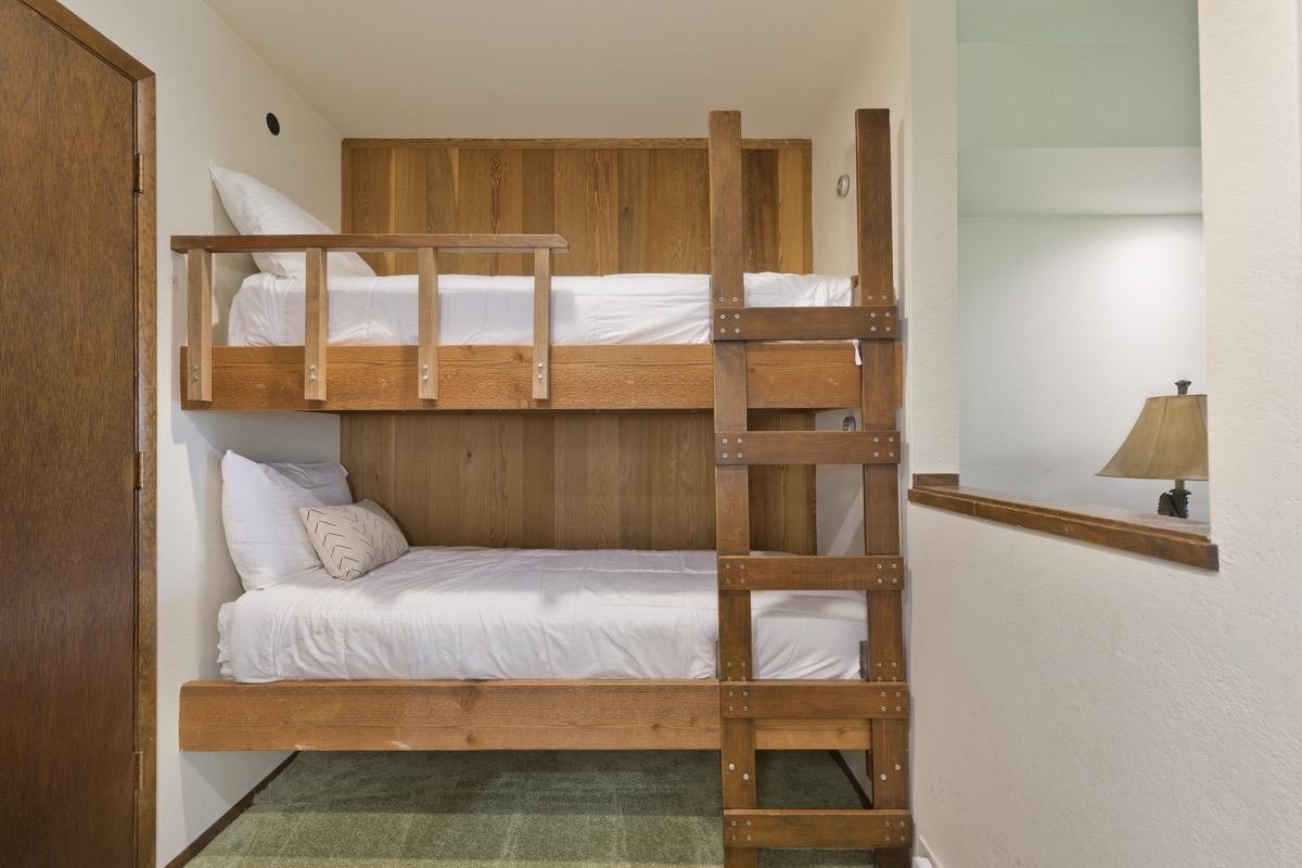 25 Lee Road, Unit 111 Mammoth Lakes, CA 93546 - Photo 3 of 32 a bedroom with a bed and window