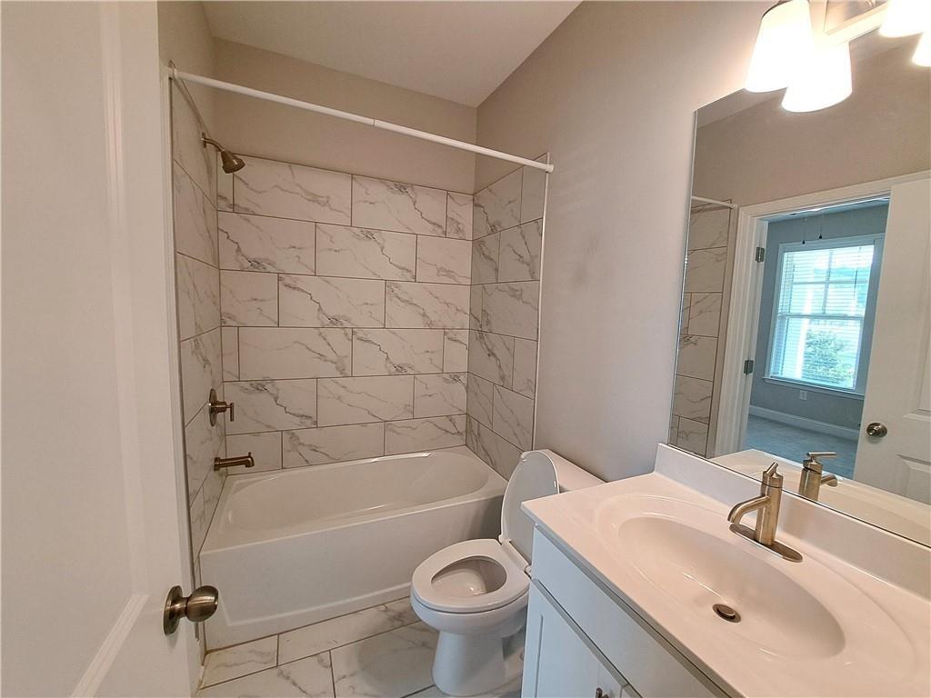 637 Stan Hope Lane Suwanee, GA 30024 - Photo 9 of 44 a bathroom with a sink a toilet and a bathtub