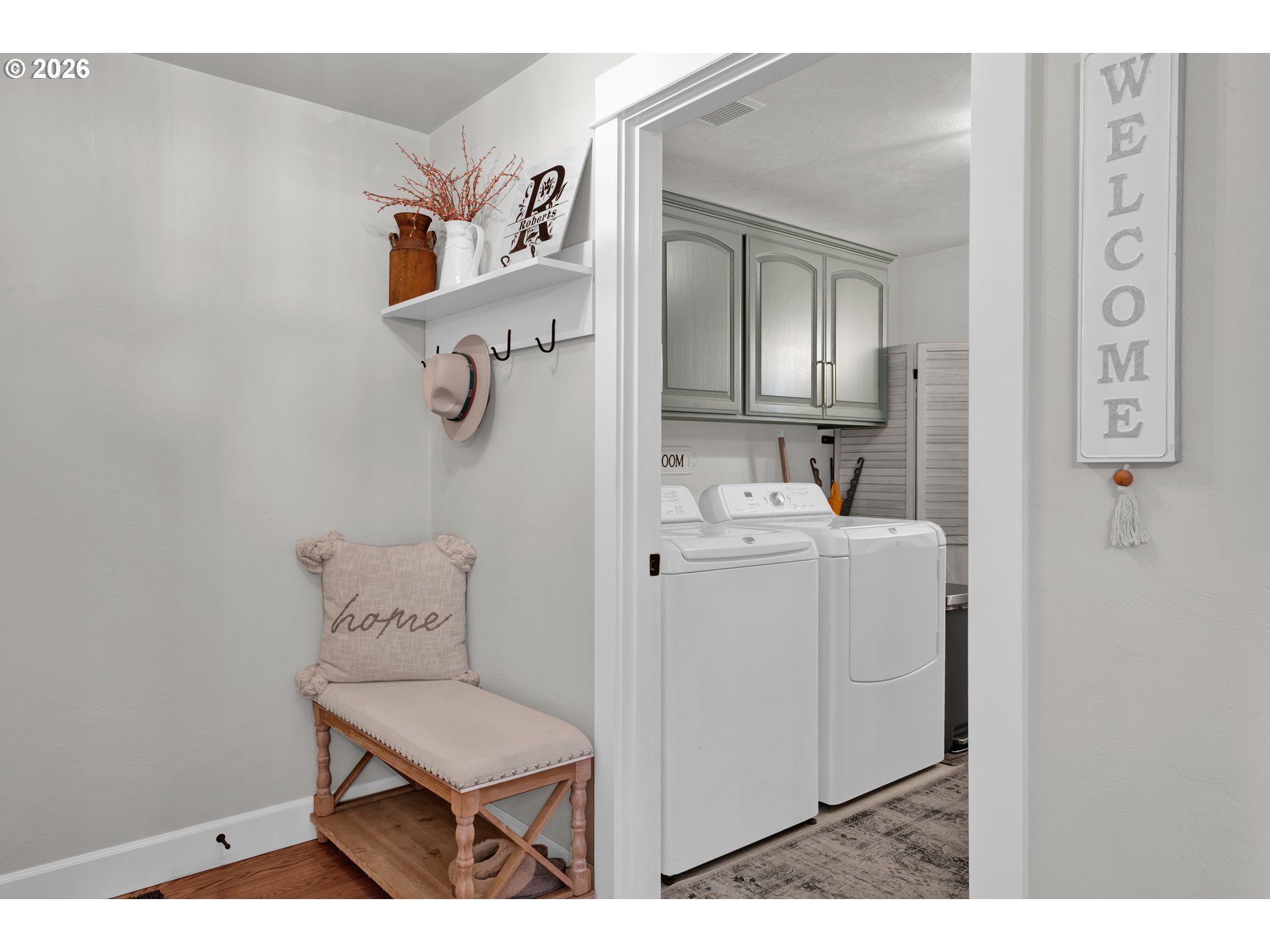 91606 Coburg Road Eugene, OR 97408 - Photo 10 of 30 a bathroom with a sink a toilet and mirror