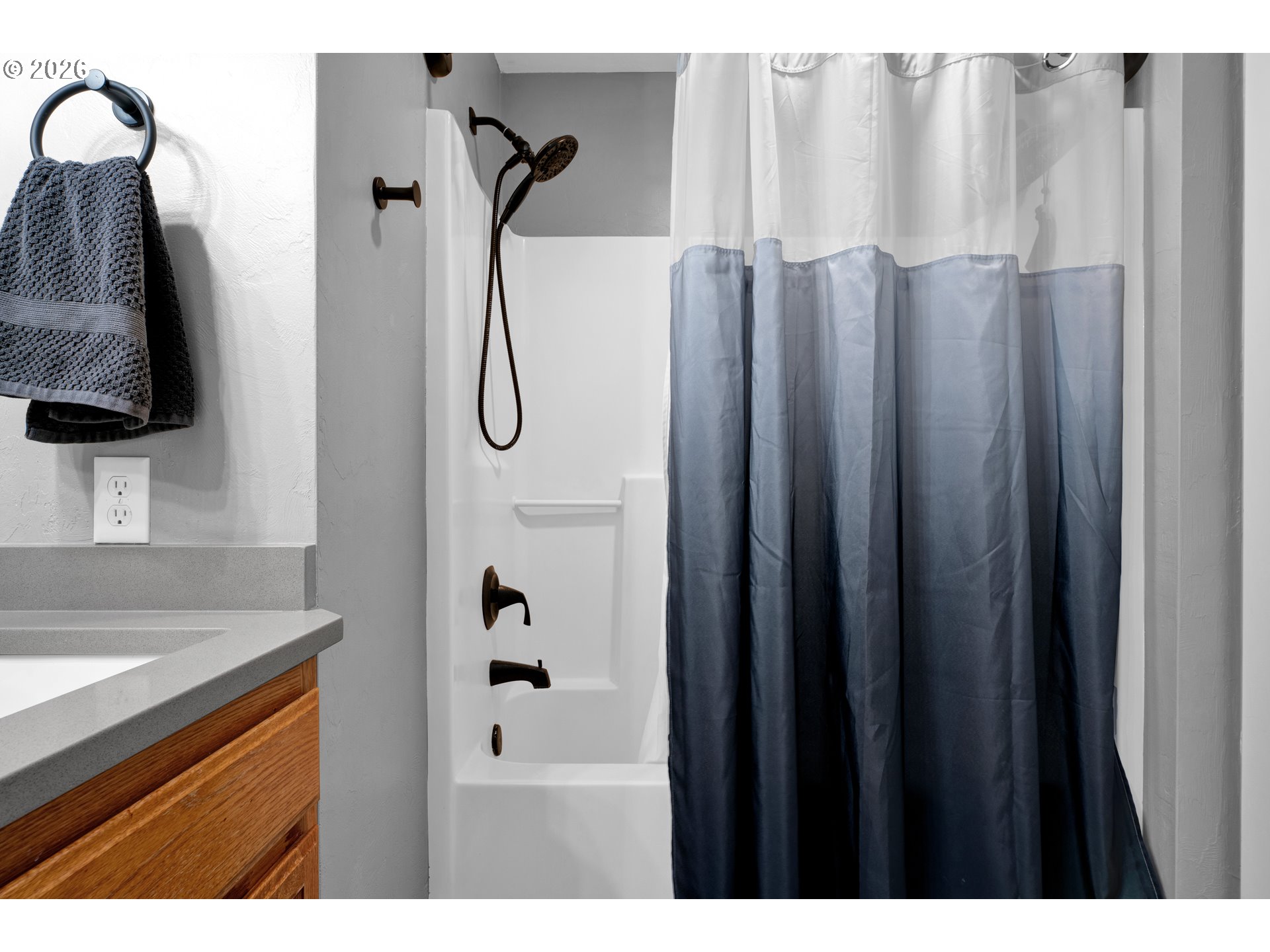 91606 Coburg Road Eugene, OR 97408 - Photo 18 of 30 a bathroom with a shower and a sink