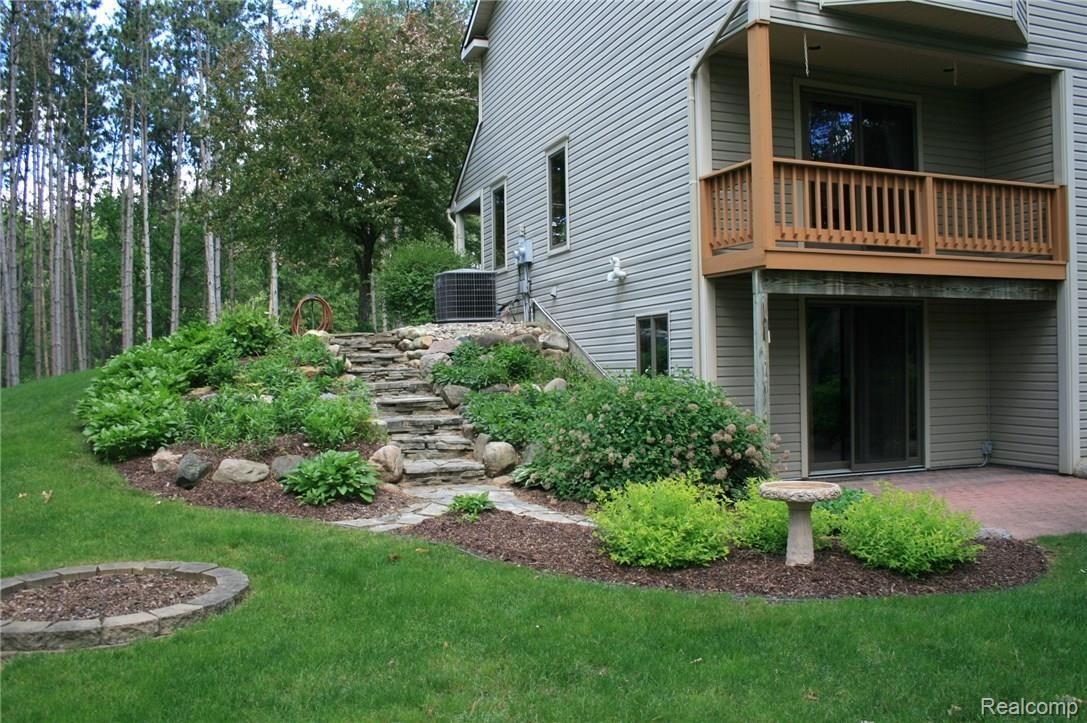 2238 Spruce Ridge Howell, MI 48855 - Photo 8 of 39 3a yard.jpg